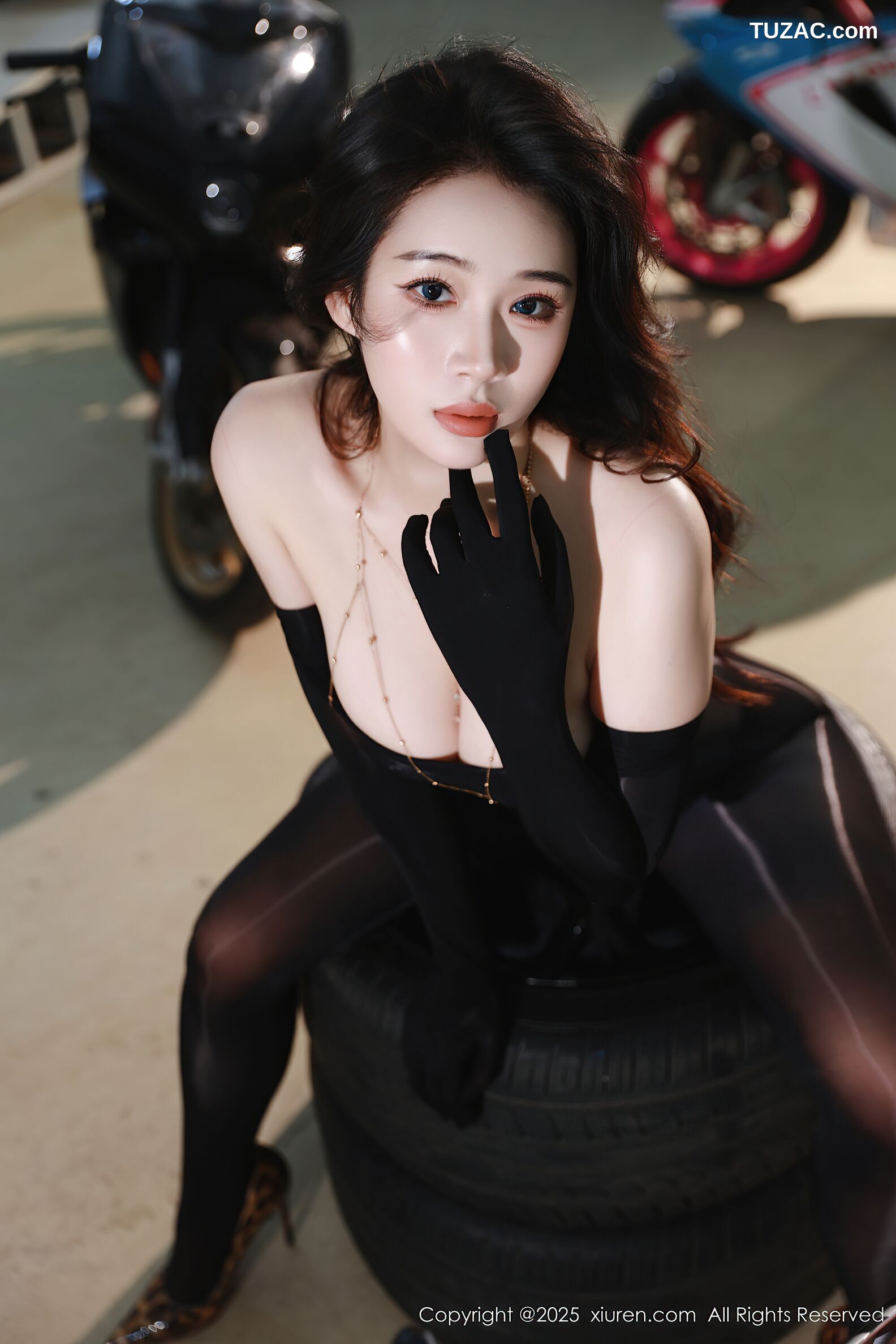 XiuRen秀人网-10788-南乔-机车美女杏色风衣连体丝袜-2025.09.19