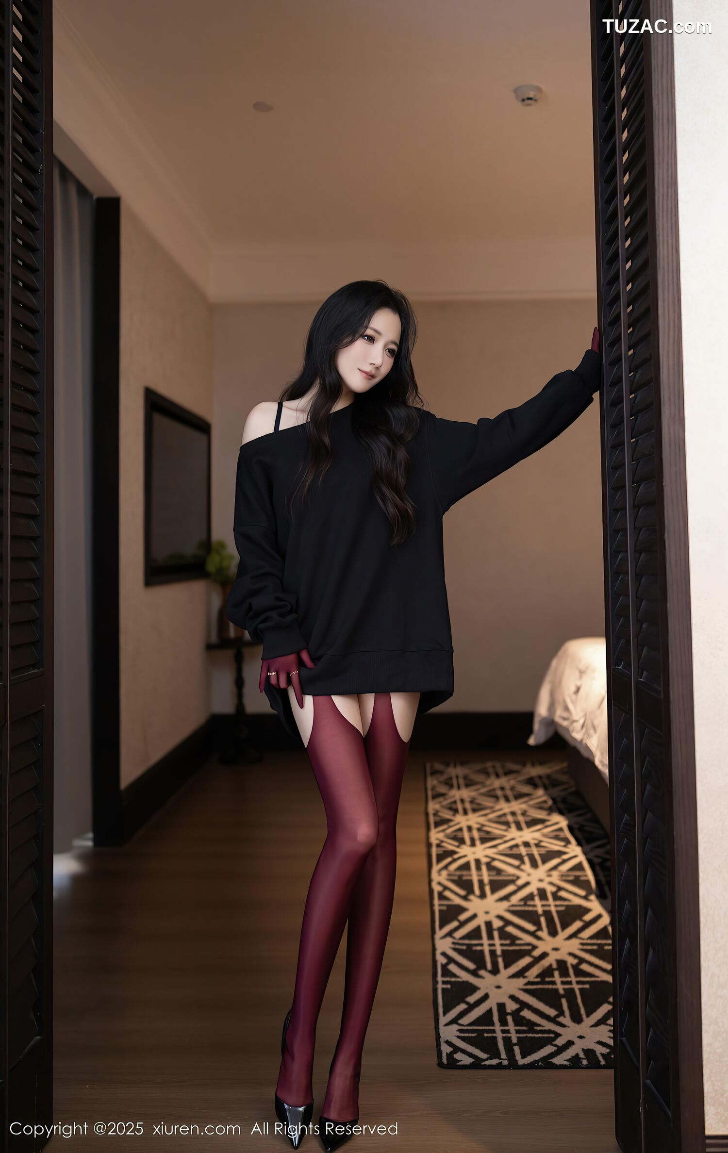 XiuRen秀人网-10790-鱼子酱Fish-黑T酒红丝袜黑色内衣-2025.09.19