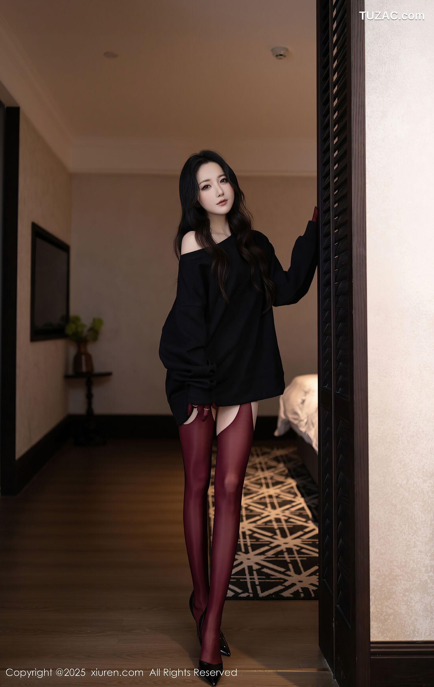 XiuRen秀人网-10790-鱼子酱Fish-黑T酒红丝袜黑色内衣-2025.09.19