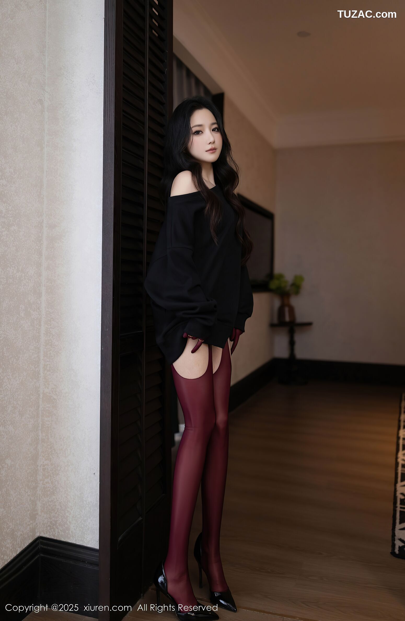 XiuRen秀人网-10790-鱼子酱Fish-黑T酒红丝袜黑色内衣-2025.09.19