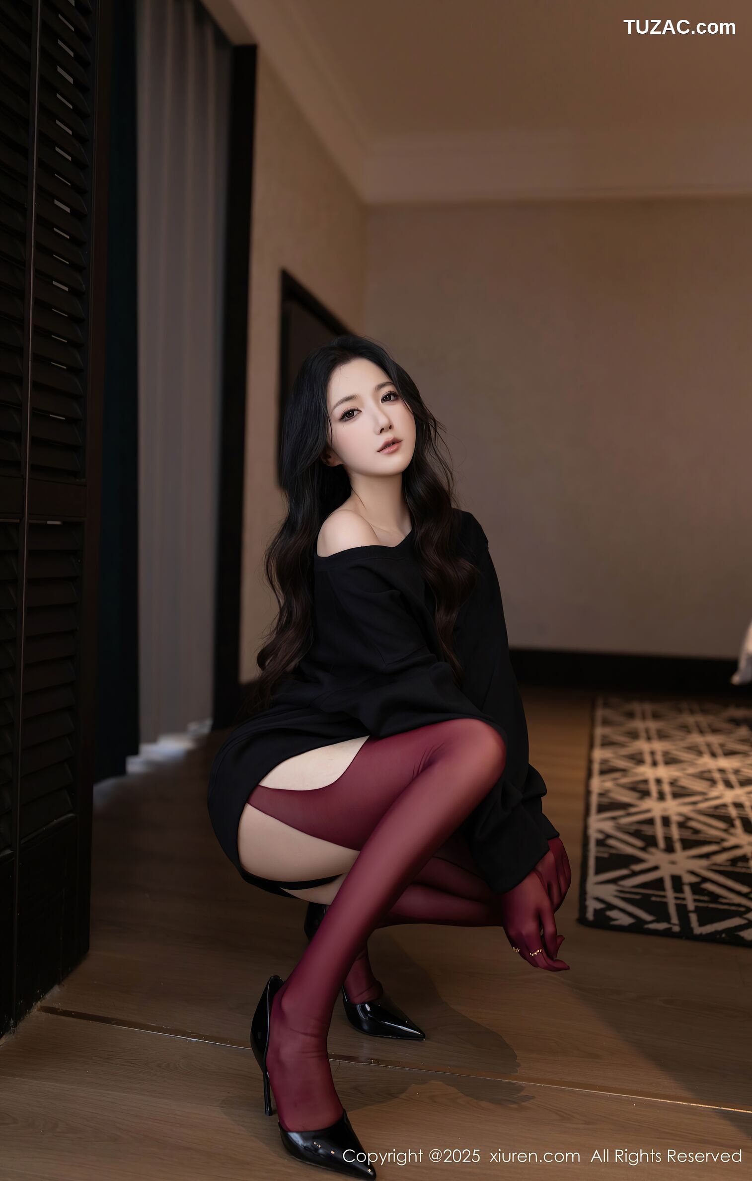 XiuRen秀人网-10790-鱼子酱Fish-黑T酒红丝袜黑色内衣-2025.09.19