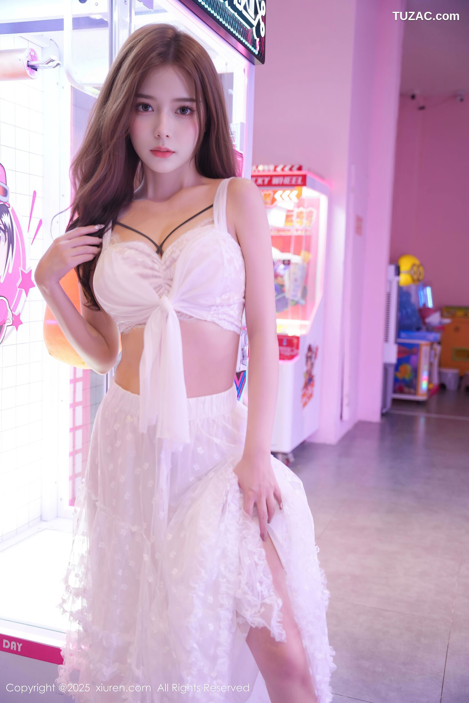 XiuRen秀人网-10791-拍黄瓜girl-白色连衣裙-2025.09.22