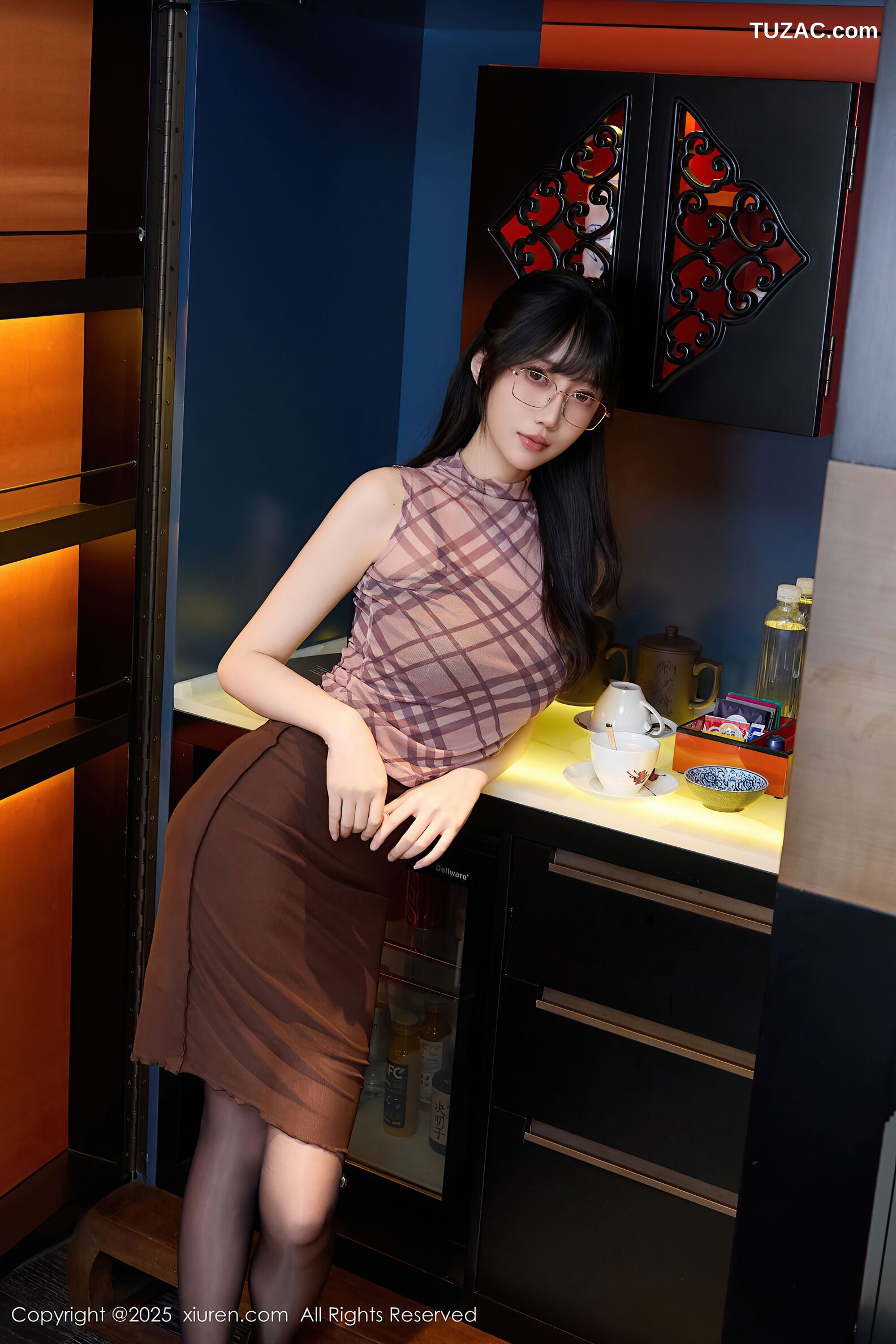 XiuRen秀人网-10793-玥儿玥er-OL无袖T褐色短裙黑色情趣内衣黑丝-2025.09.22