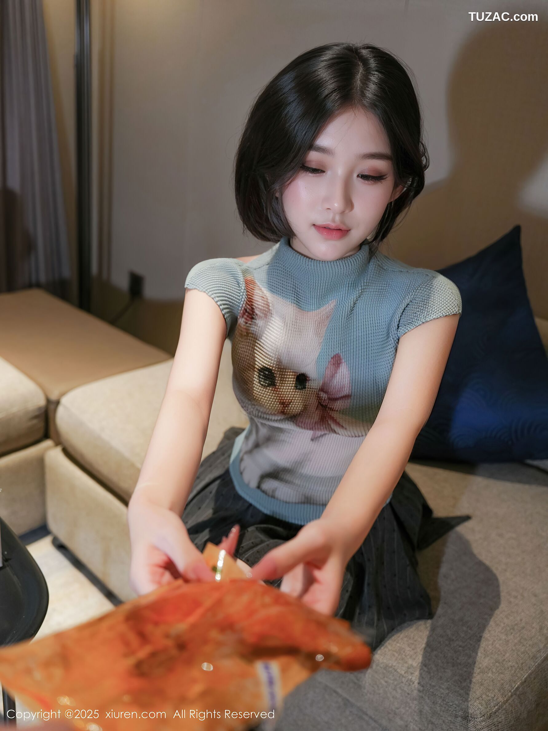 XiuRen秀人网-10830-汁汁-蓝T灰色短裙淡蓝内衣白色丝袜-2025.09.30