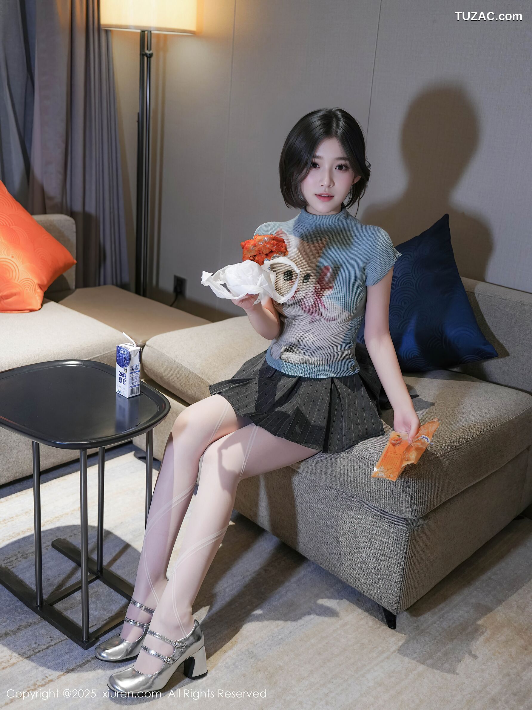 XiuRen秀人网-10830-汁汁-蓝T灰色短裙淡蓝内衣白色丝袜-2025.09.30