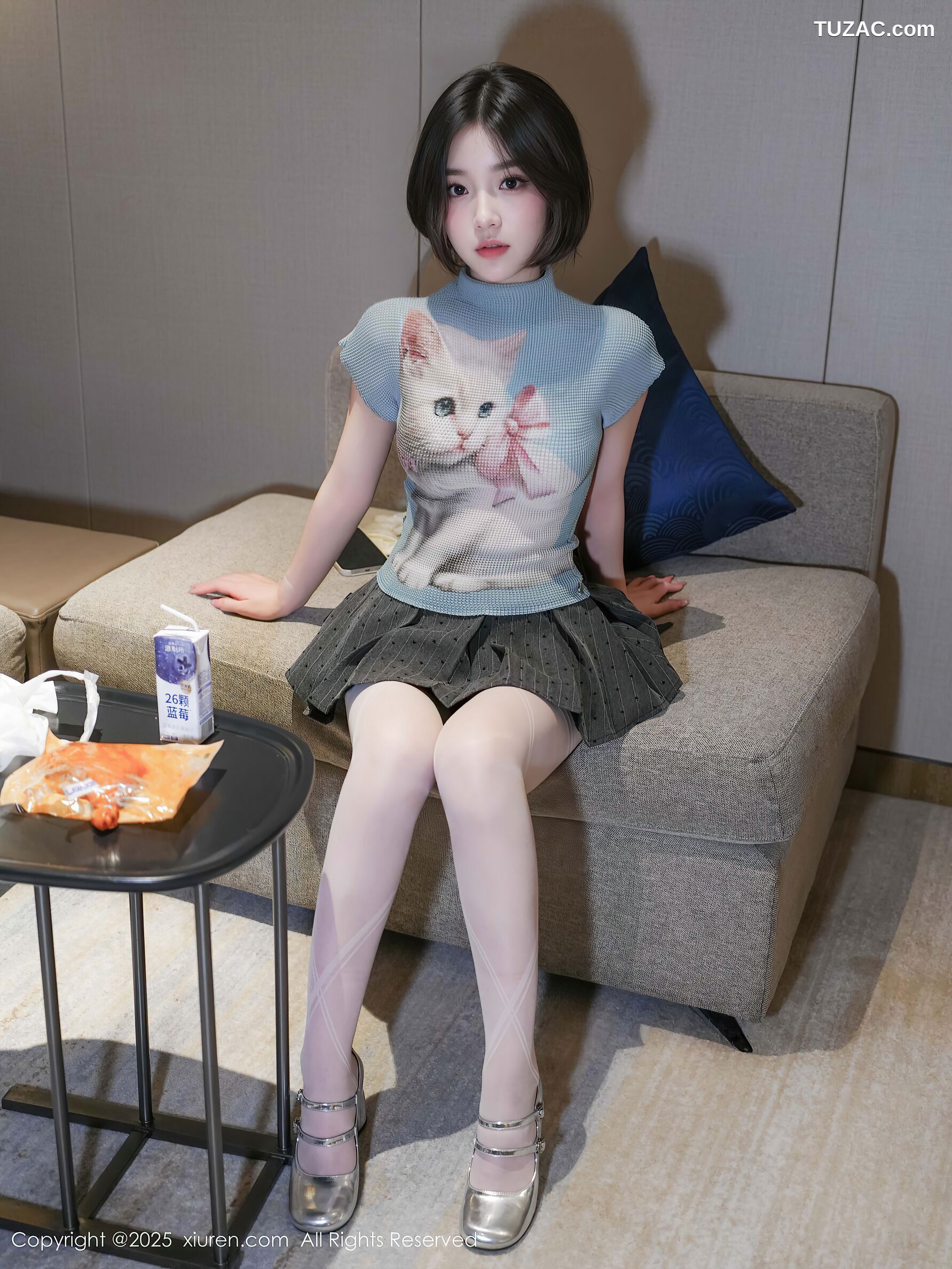 XiuRen秀人网-10830-汁汁-蓝T灰色短裙淡蓝内衣白色丝袜-2025.09.30