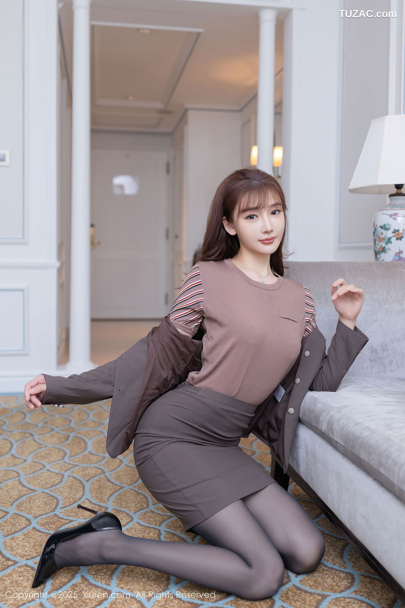 XiuRen秀人网-10850-陆萱萱-空姐制服魅惑黑丝紫色内衣-2025.10.10
