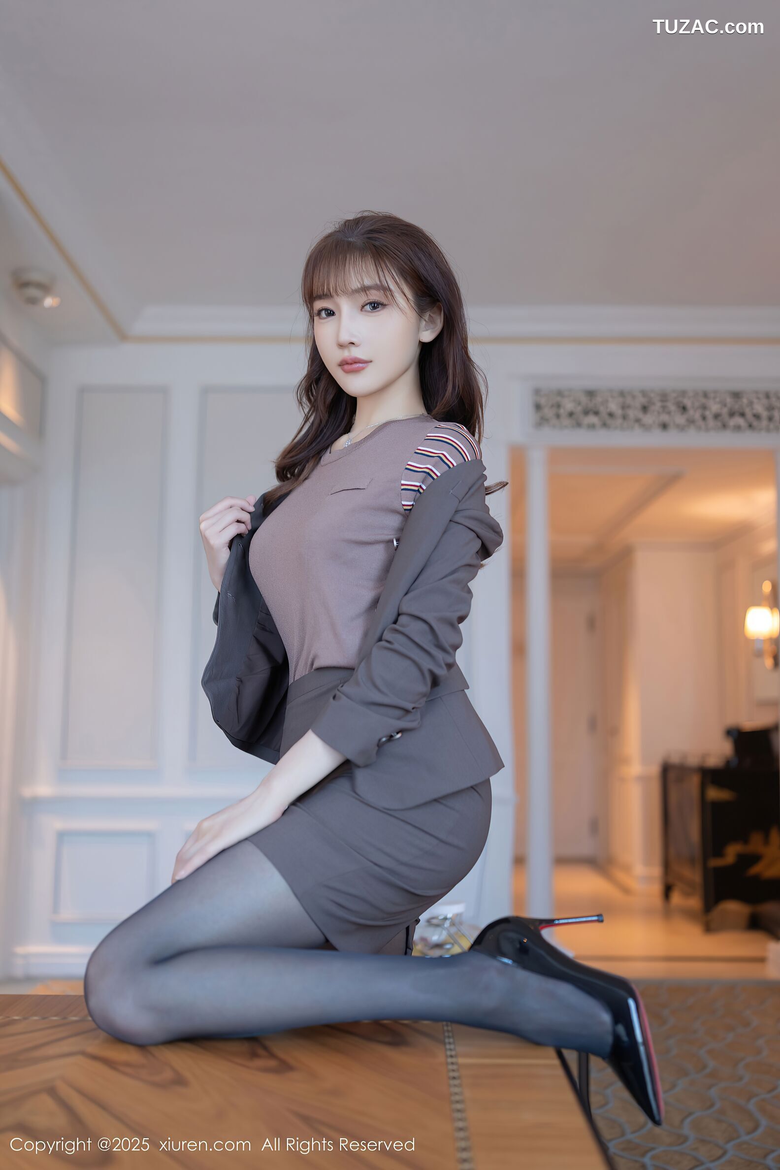 XiuRen秀人网-10850-陆萱萱-空姐制服魅惑黑丝紫色内衣-2025.10.10