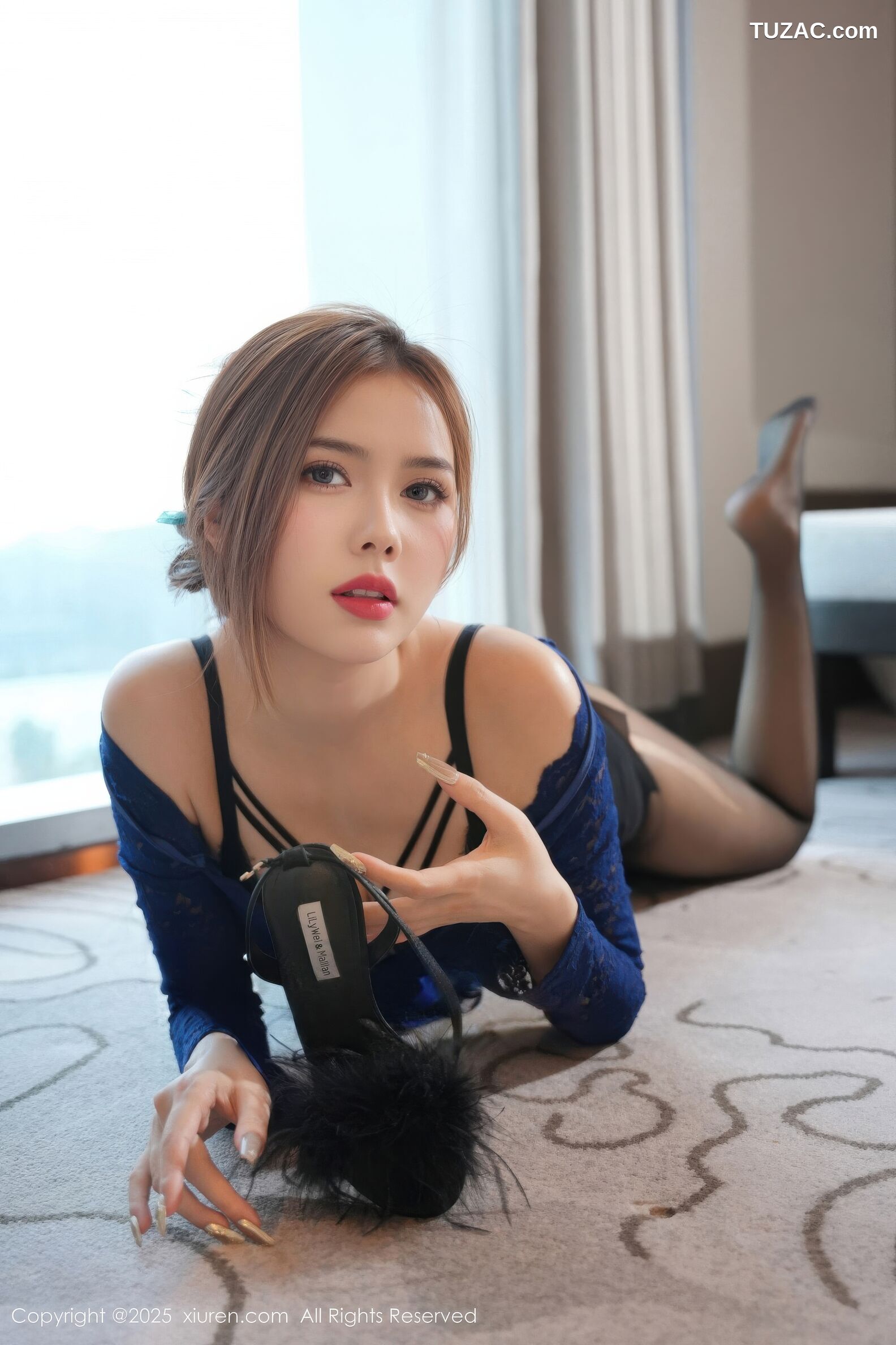 XiuRen秀人网-10852-白芷yy-街拍蓝色连衣紧身短裙黑丝-2025.10.11