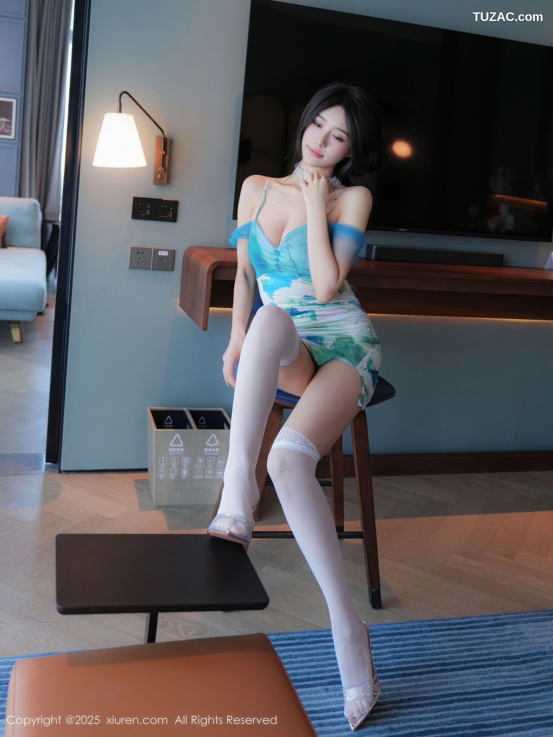XiuRen秀人网-10859-shelly诗莉吖-蓝印花吊带连衣短裙白色丁字裤-2025.10.13