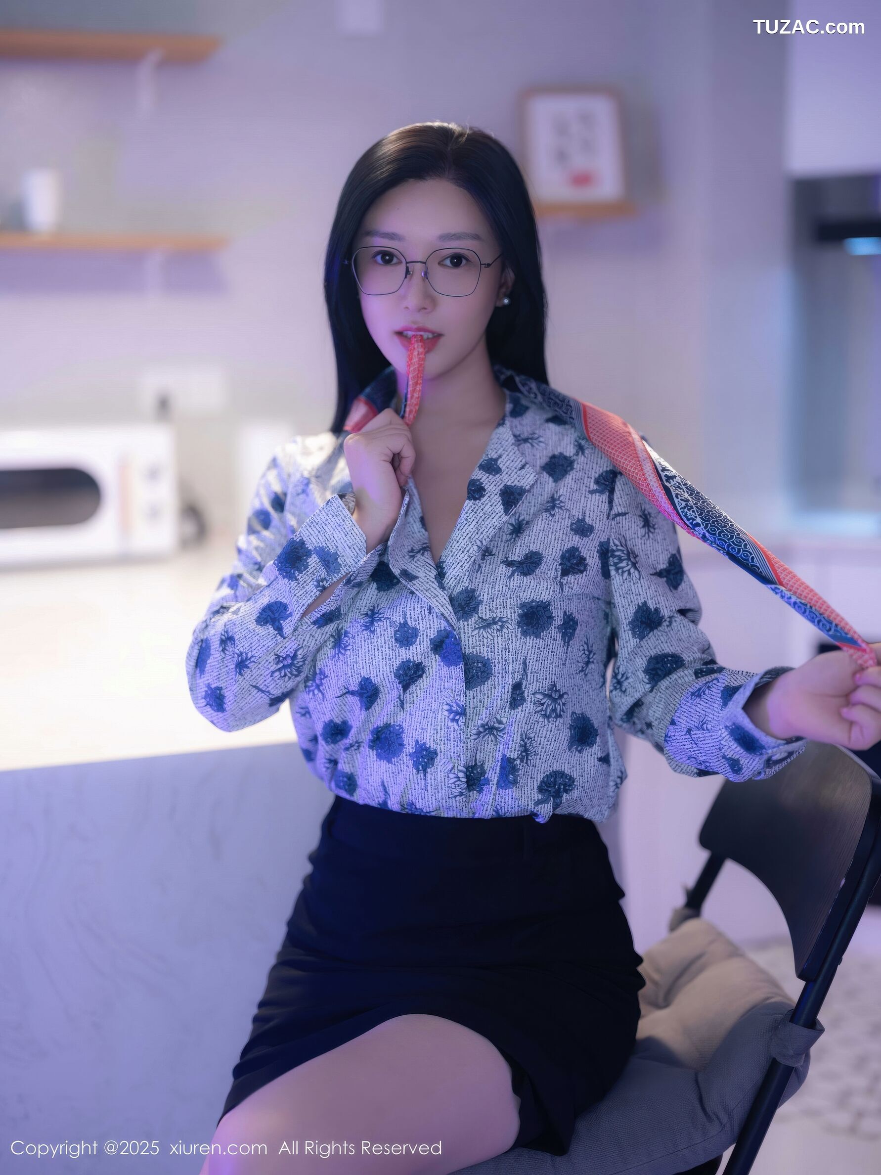 XiuRen秀人网-10866-雅茹老师-爆乳空姐蓝点衬衫很短裙-2025.10.14