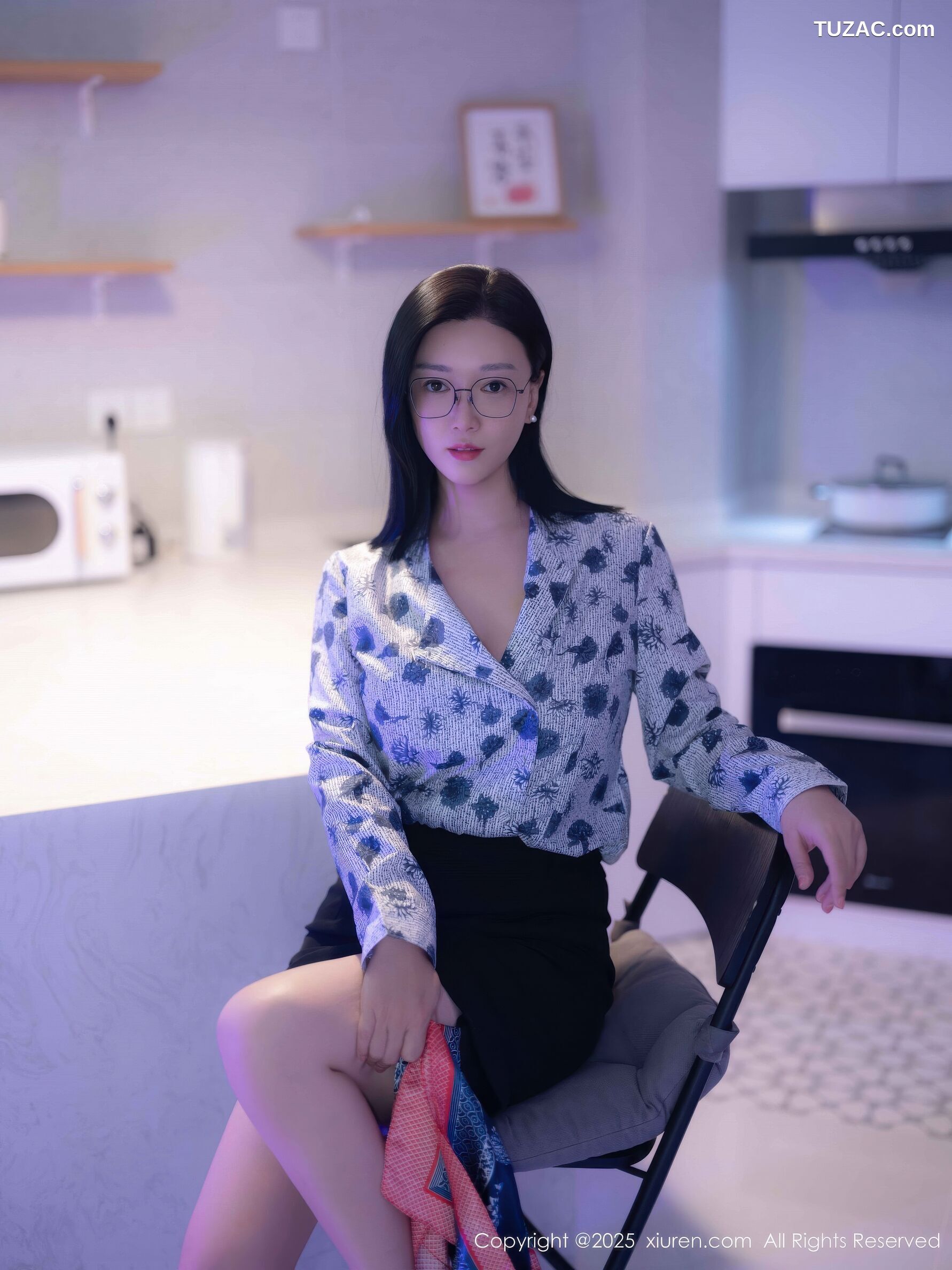 XiuRen秀人网-10866-雅茹老师-爆乳空姐蓝点衬衫很短裙-2025.10.14