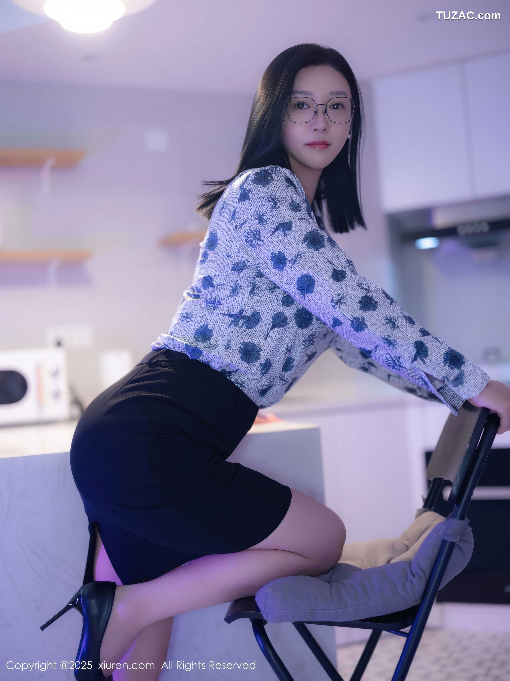 XiuRen秀人网-10866-雅茹老师-爆乳空姐蓝点衬衫很短裙-2025.10.14