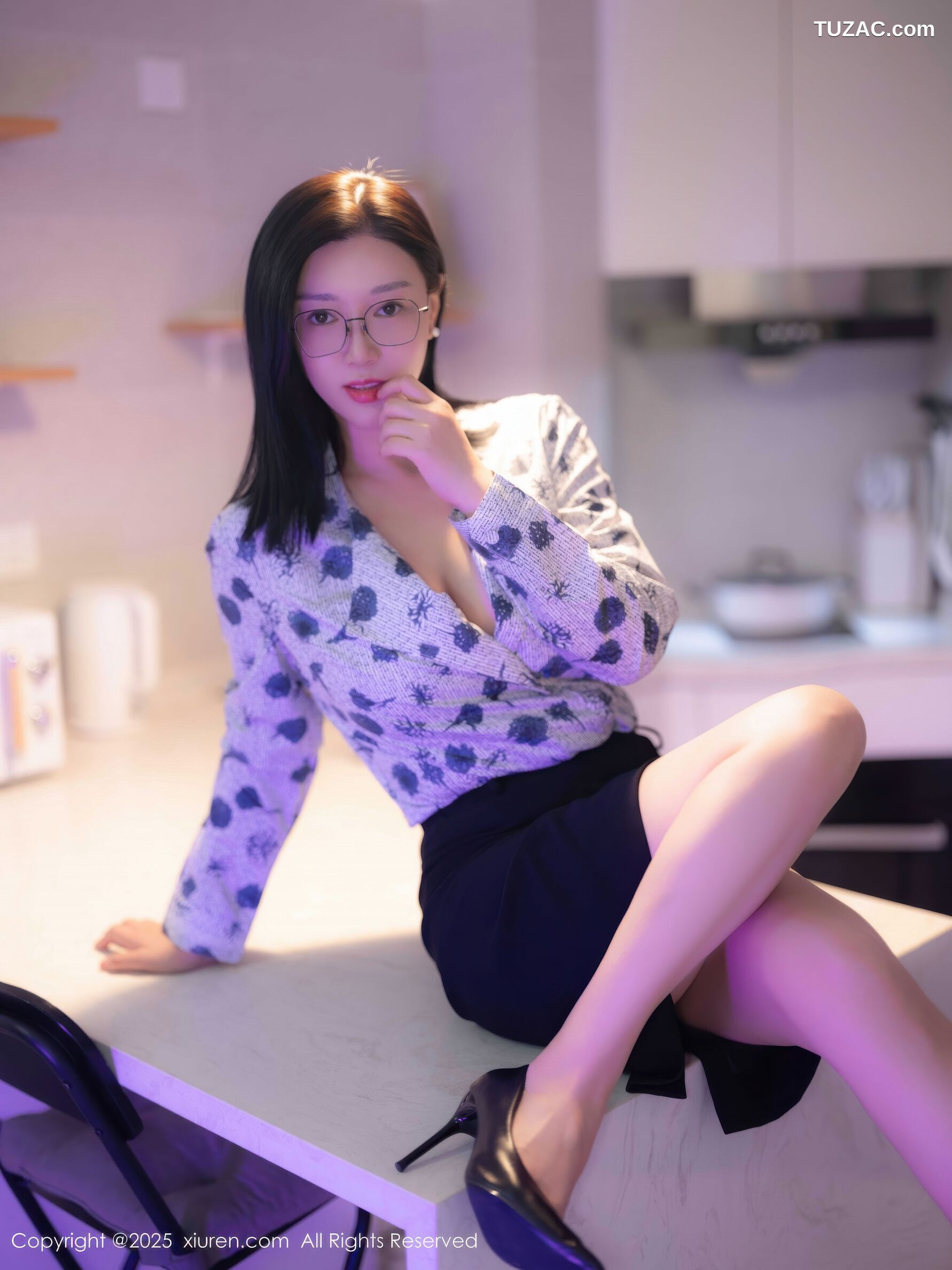 XiuRen秀人网-10866-雅茹老师-爆乳空姐蓝点衬衫很短裙-2025.10.14