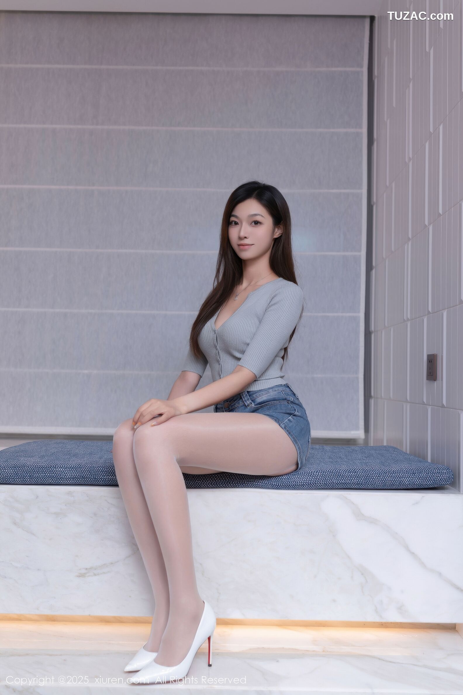 XiuRen秀人网-10881-kiki柚柚-灰色针织T恤蓝色牛仔短裤白内衣-2025.10.17
