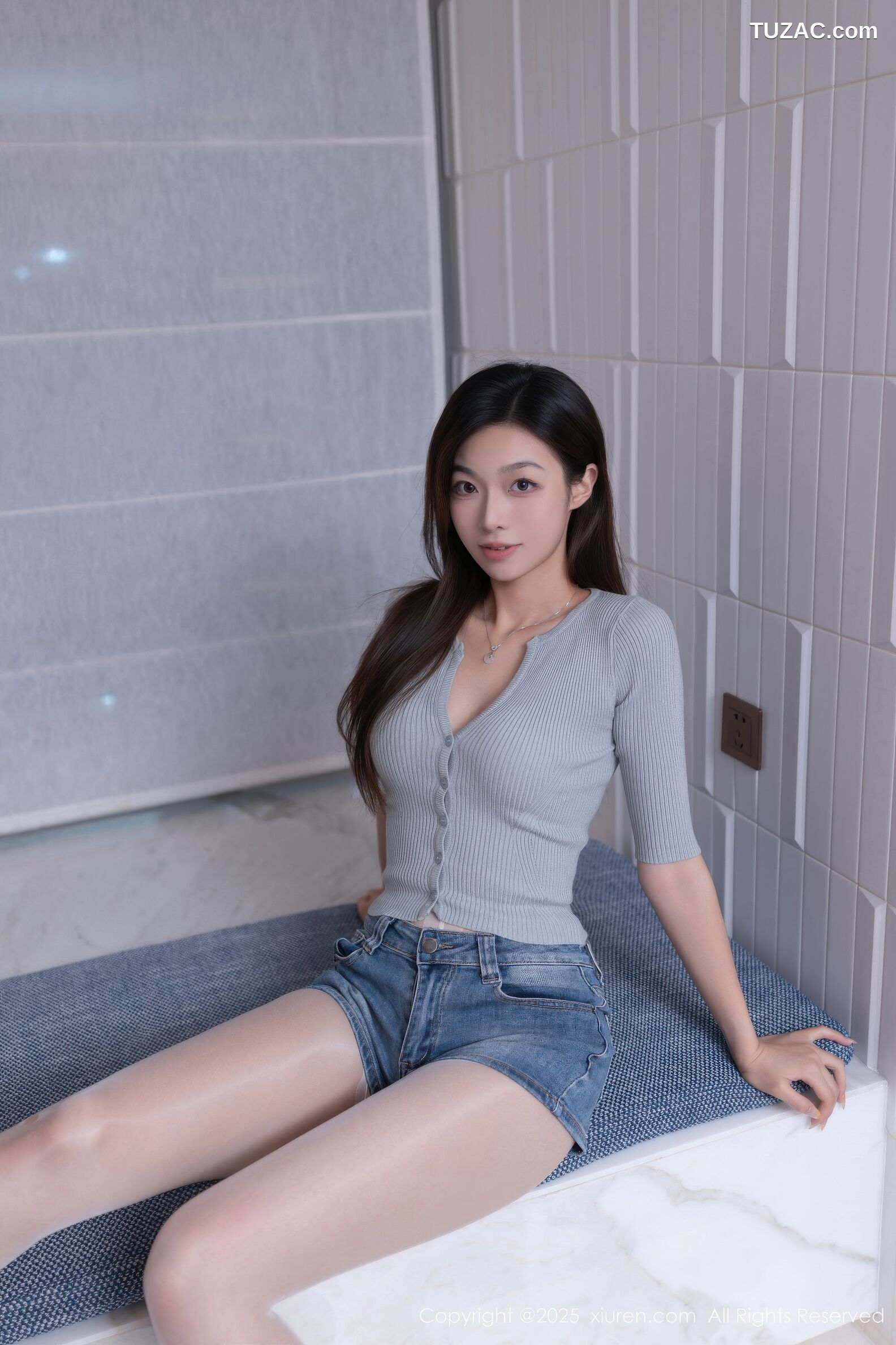 XiuRen秀人网-10881-kiki柚柚-灰色针织T恤蓝色牛仔短裤白内衣-2025.10.17