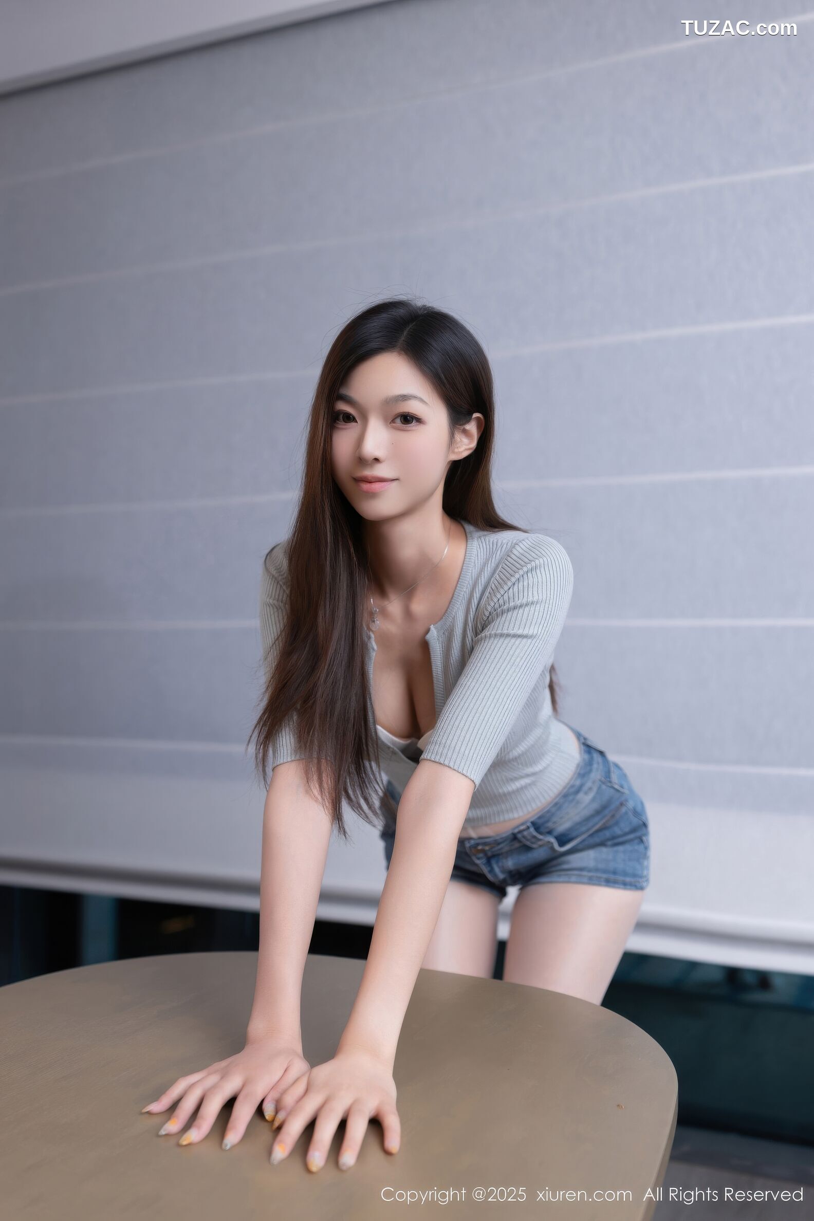 XiuRen秀人网-10881-kiki柚柚-灰色针织T恤蓝色牛仔短裤白内衣-2025.10.17