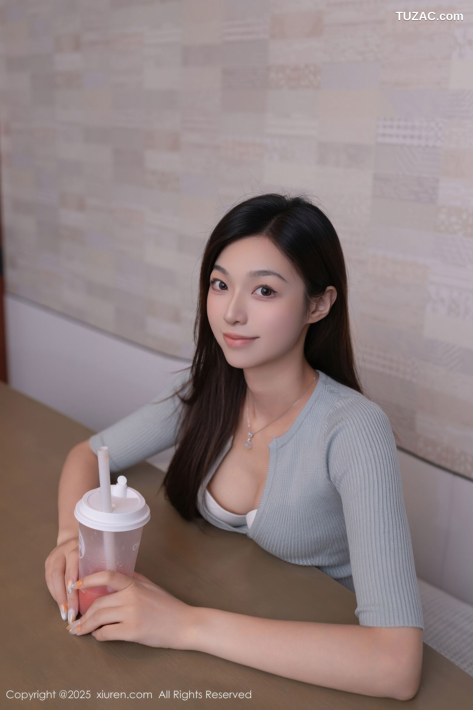 XiuRen秀人网-10881-kiki柚柚-灰色针织T恤蓝色牛仔短裤白内衣-2025.10.17