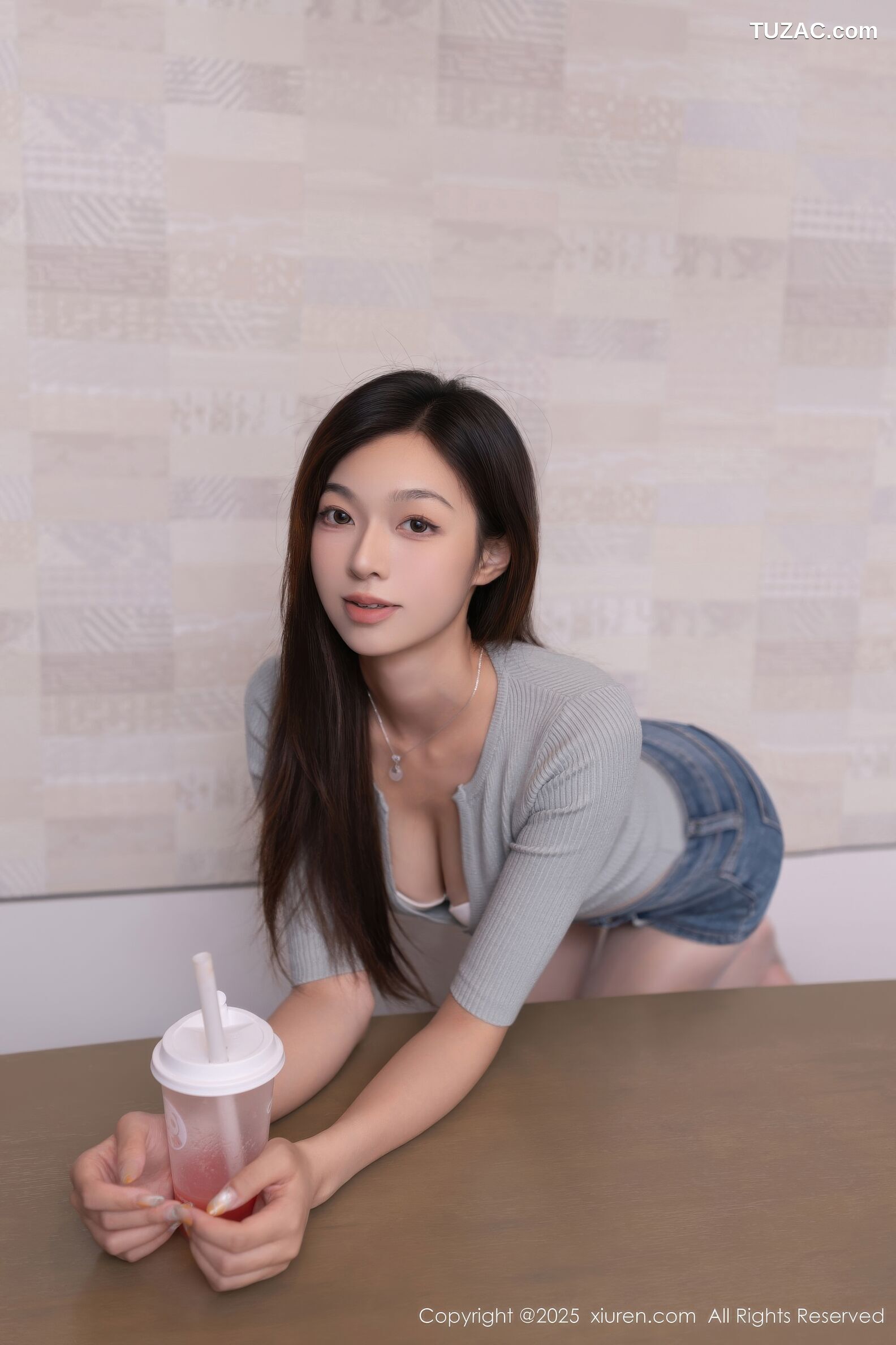 XiuRen秀人网-10881-kiki柚柚-灰色针织T恤蓝色牛仔短裤白内衣-2025.10.17