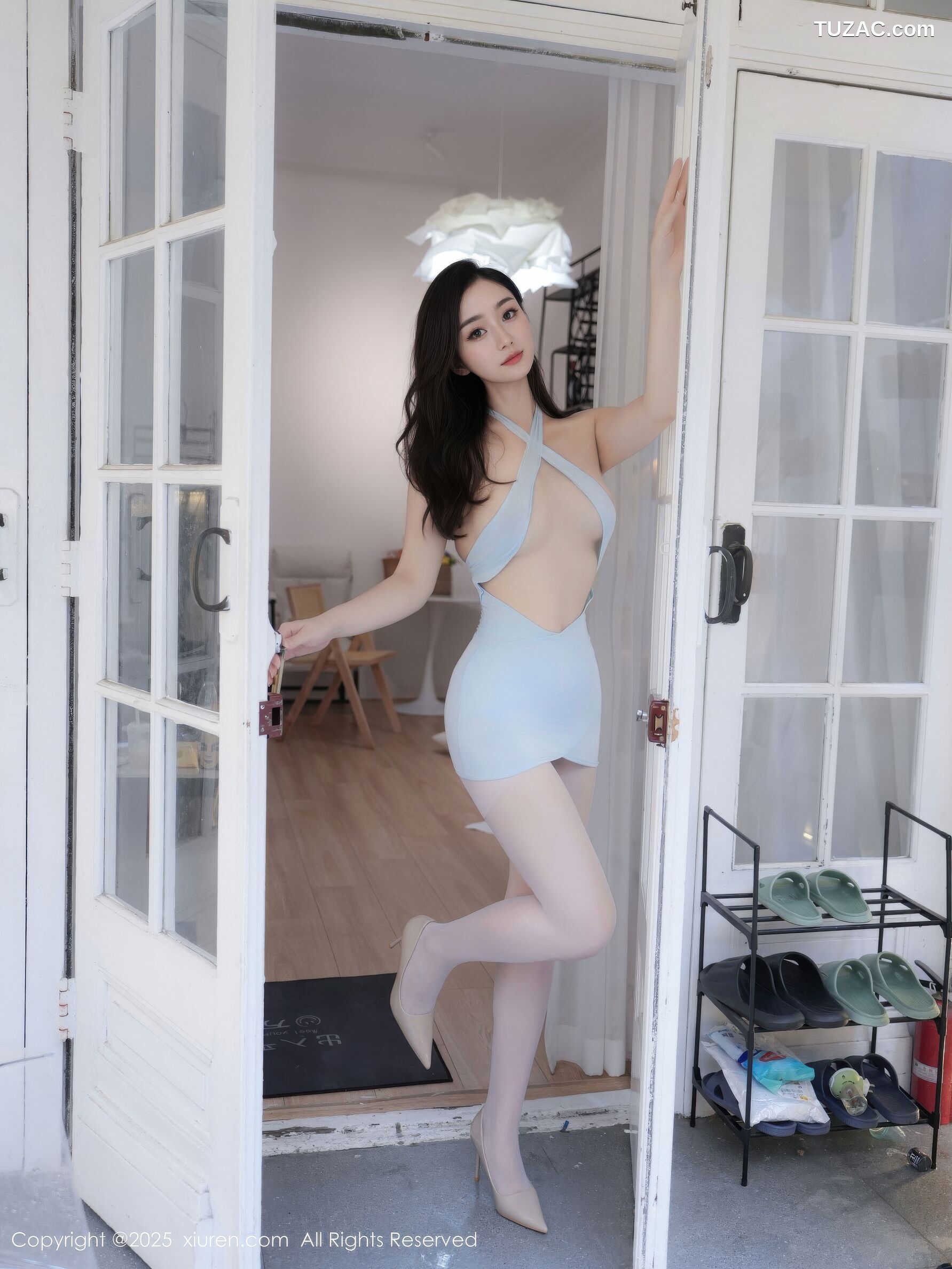 XiuRen秀人网-10889-楠芝-浅灰爆乳交叉短裙-2025.10.20