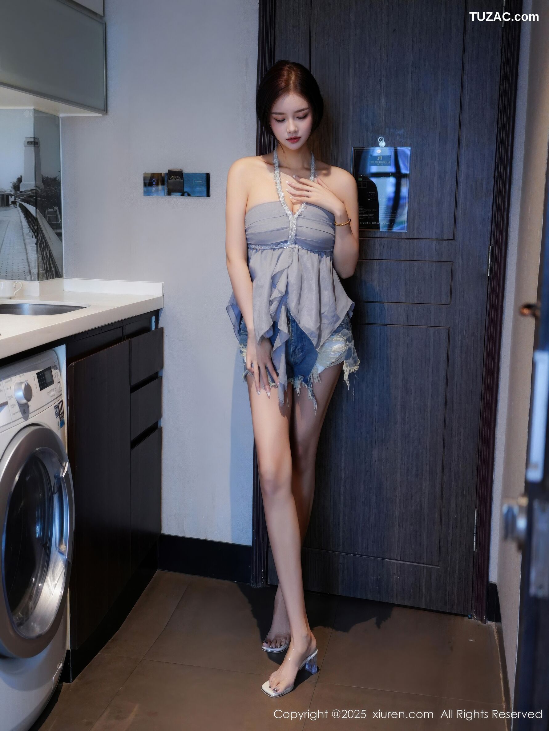 XiuRen秀人网-10893-特蕾莎-厨娘灰色抹胸超小牛仔短裤-2025.10.21