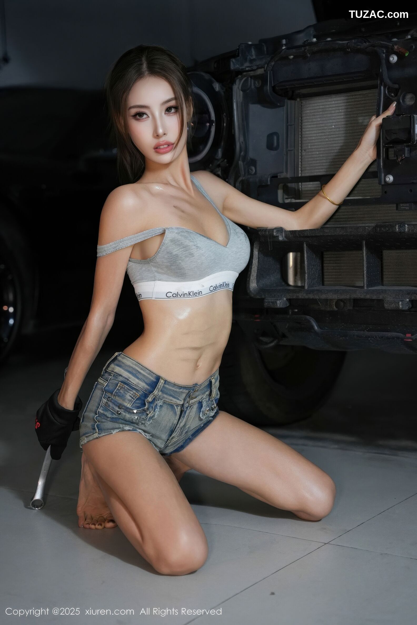 XiuRen秀人网-10894-lingyu69-汽车修理工主题灰色短背心牛仔短裤-2025.10.21
