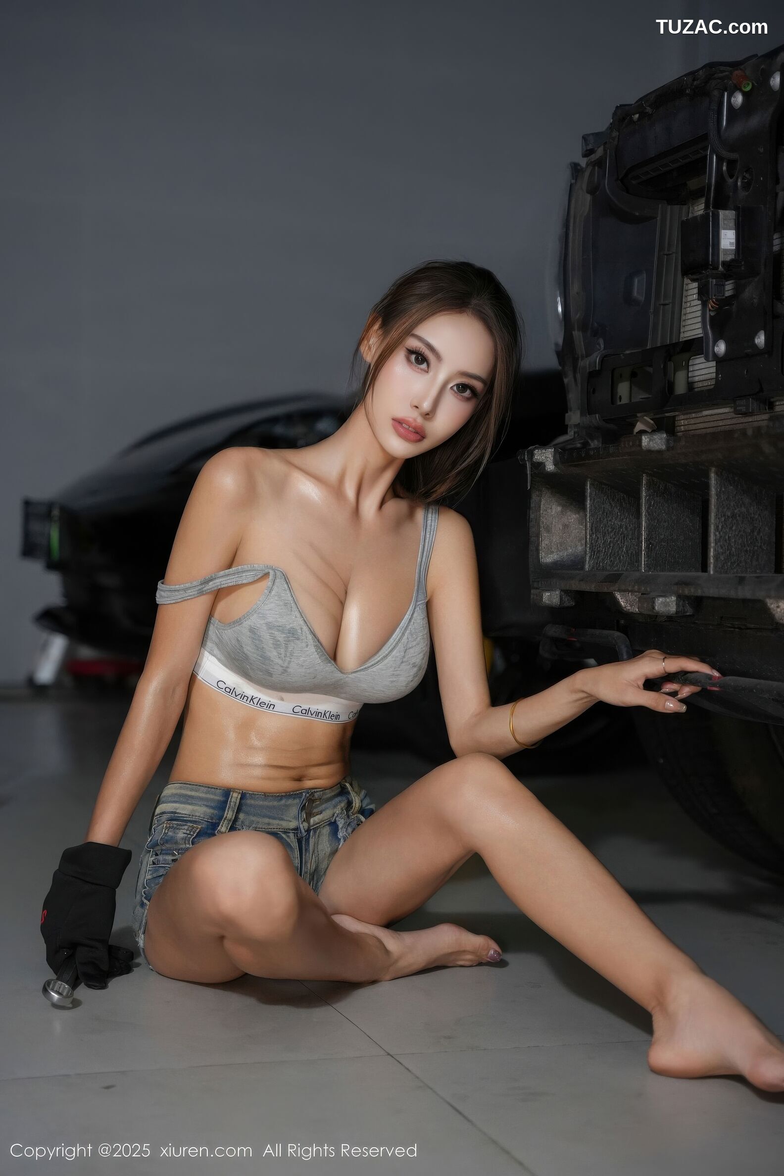 XiuRen秀人网-10894-lingyu69-汽车修理工主题灰色短背心牛仔短裤-2025.10.21