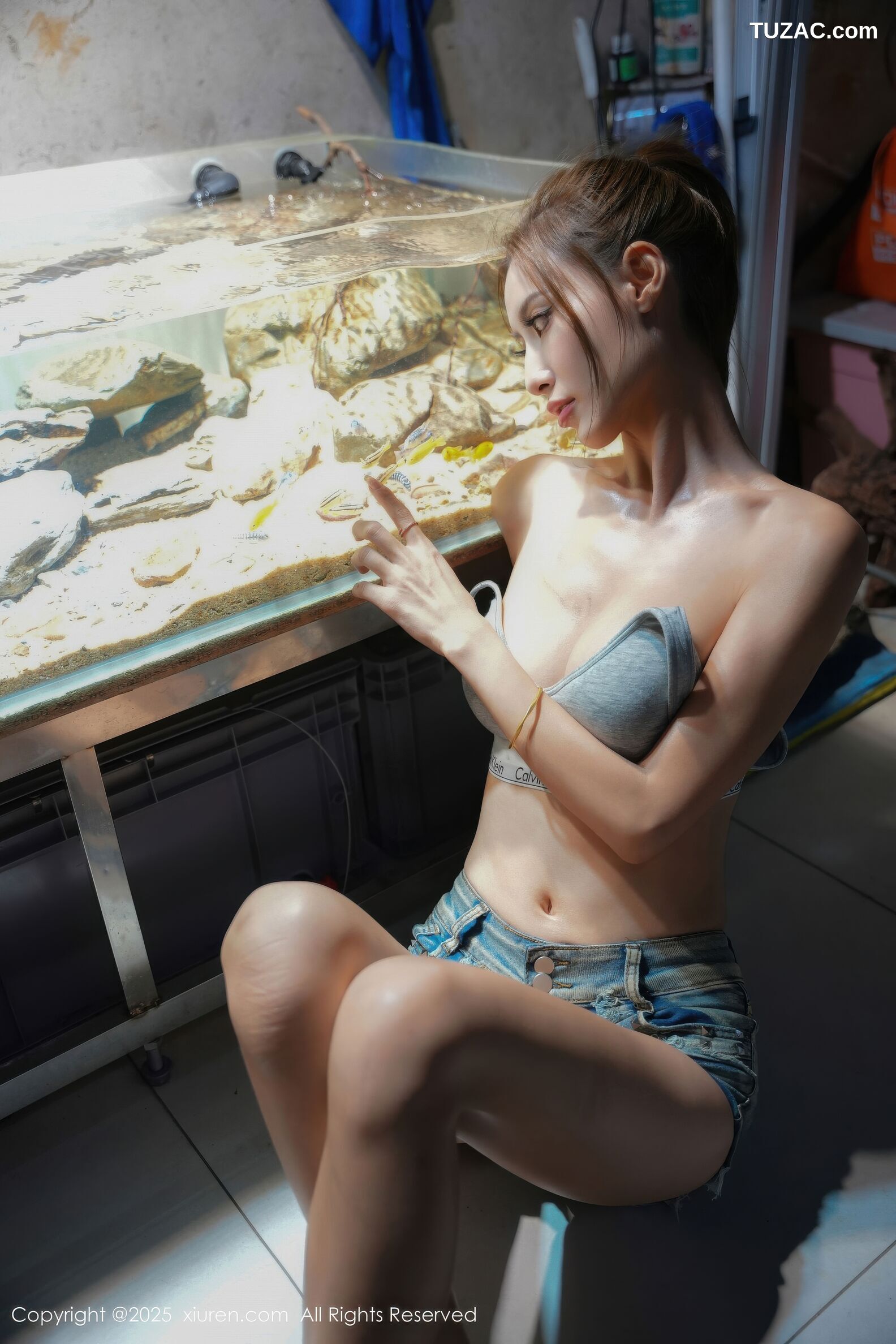 XiuRen秀人网-10894-lingyu69-汽车修理工主题灰色短背心牛仔短裤-2025.10.21