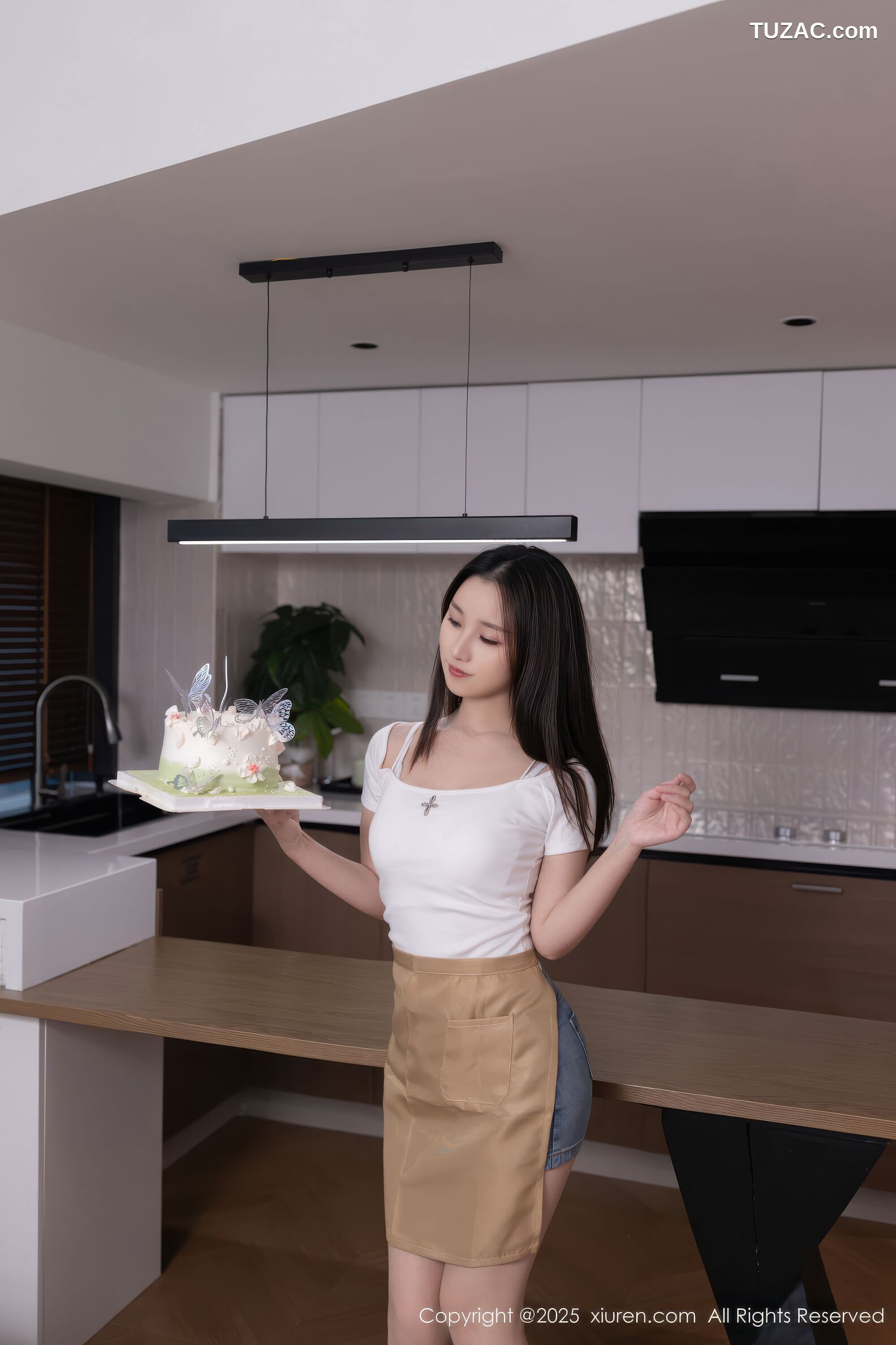 XiuRen秀人网-10925-杏子Yada-厨娘白色T恤牛仔短裙白蕾丝内衣-2025.10.29