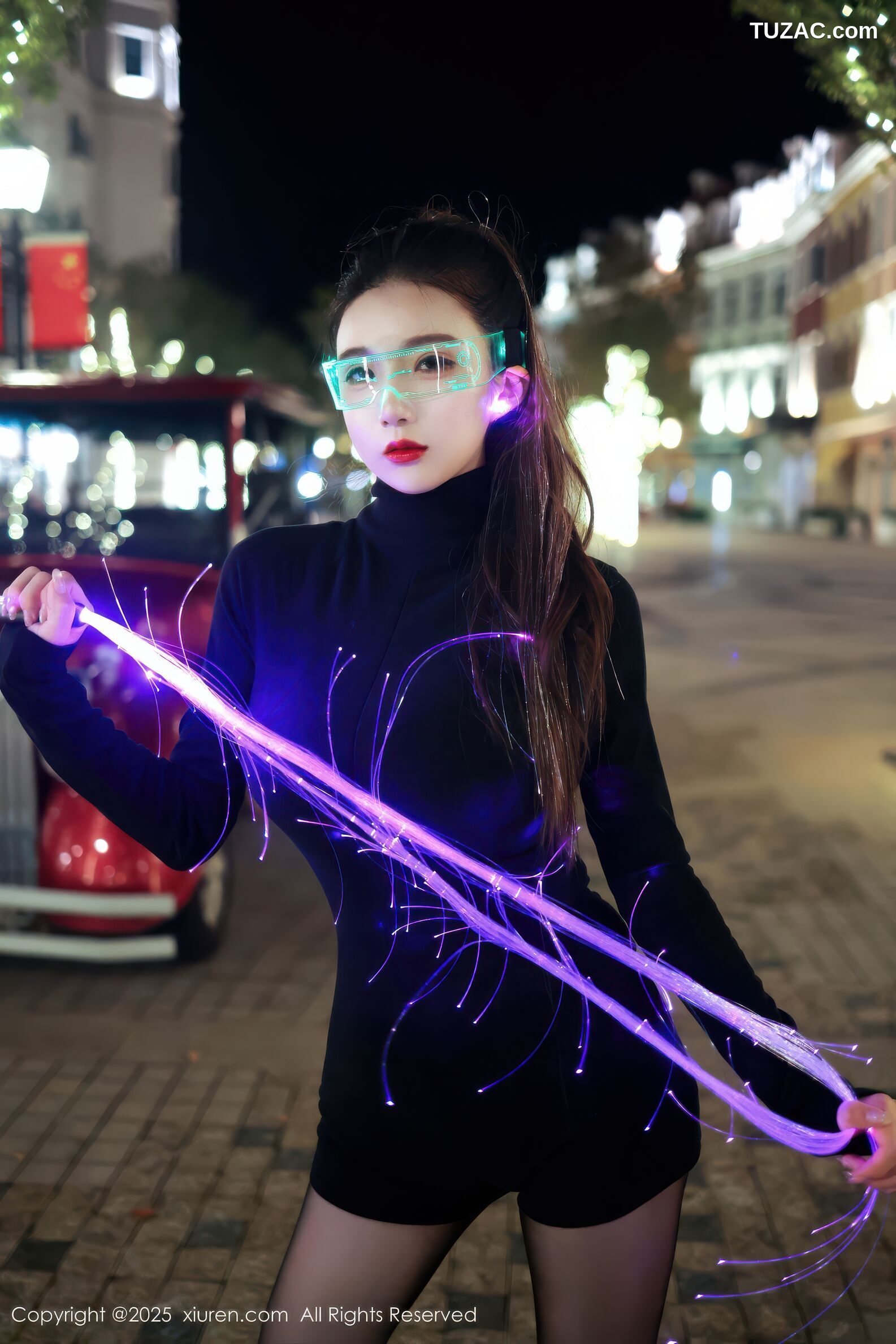 XiuRen秀人网-10936-小肉肉咪-街拍黑色紧身衣黑色短裤cyber风-黑蕾丝内衣黑丝-2025.10.31