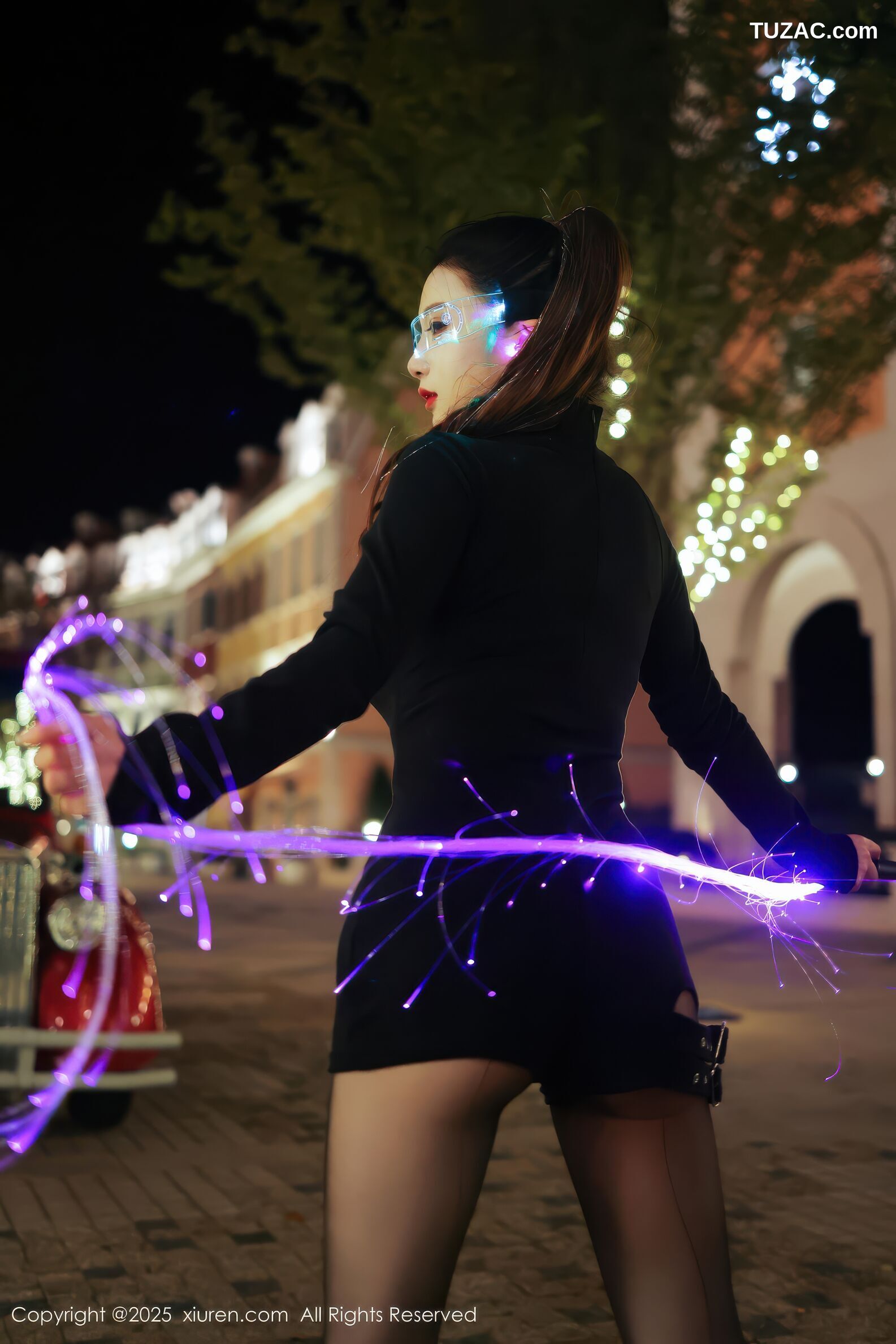 XiuRen秀人网-10936-小肉肉咪-街拍黑色紧身衣黑色短裤cyber风-黑蕾丝内衣黑丝-2025.10.31