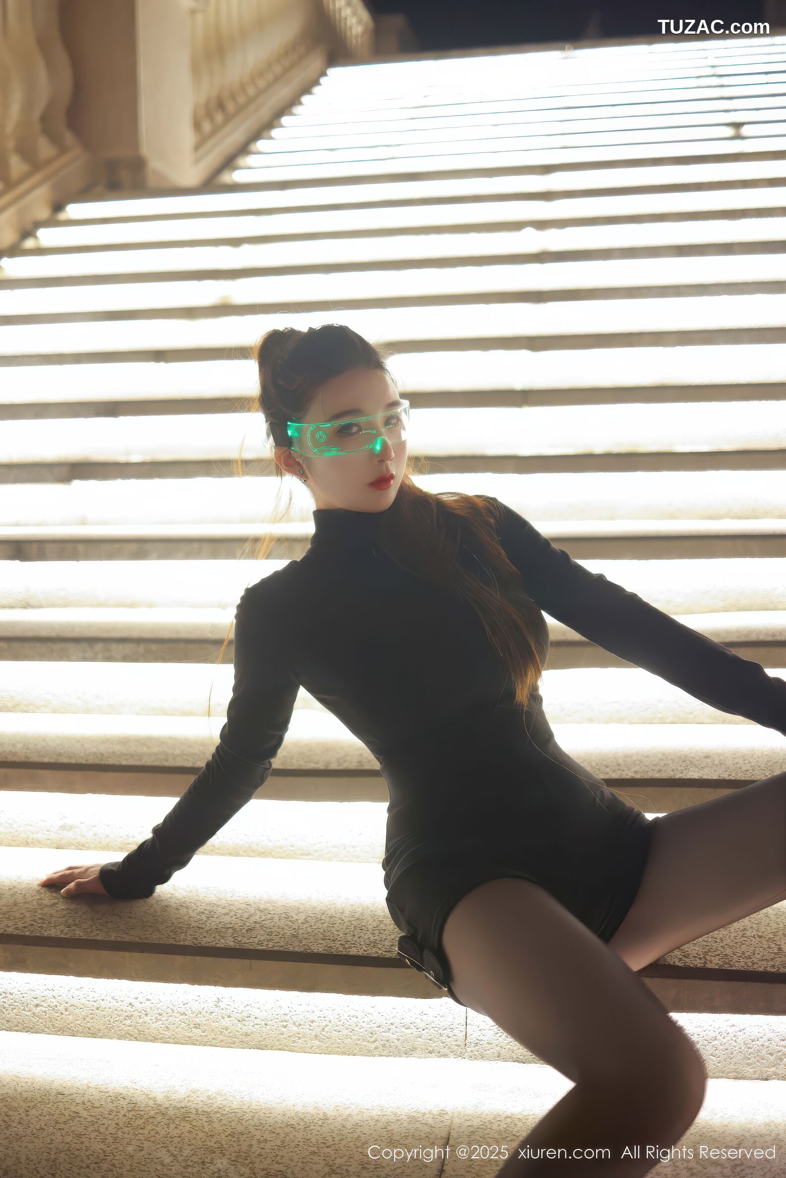 XiuRen秀人网-10936-小肉肉咪-街拍黑色紧身衣黑色短裤cyber风-黑蕾丝内衣黑丝-2025.10.31