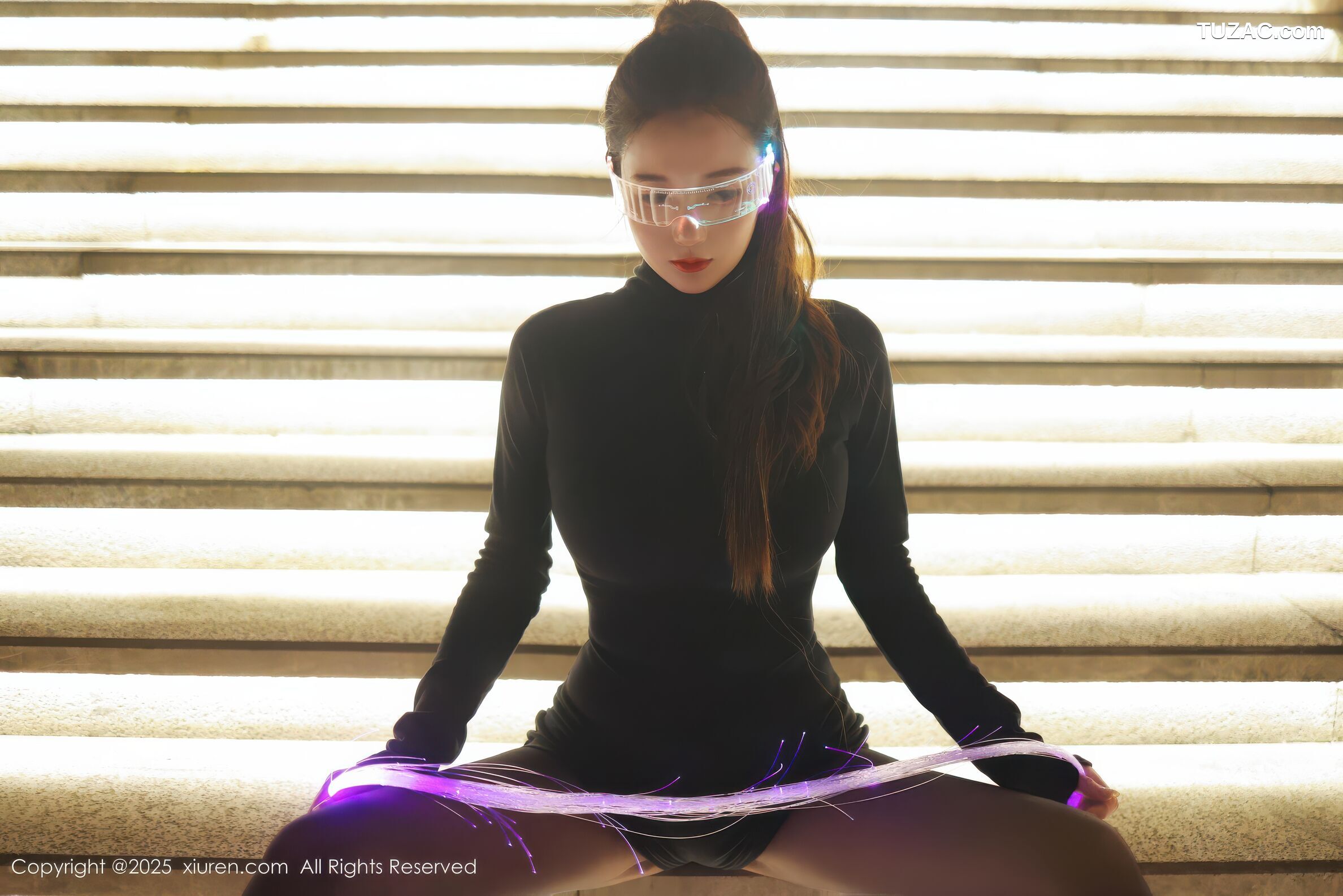 XiuRen秀人网-10936-小肉肉咪-街拍黑色紧身衣黑色短裤cyber风-黑蕾丝内衣黑丝-2025.10.31