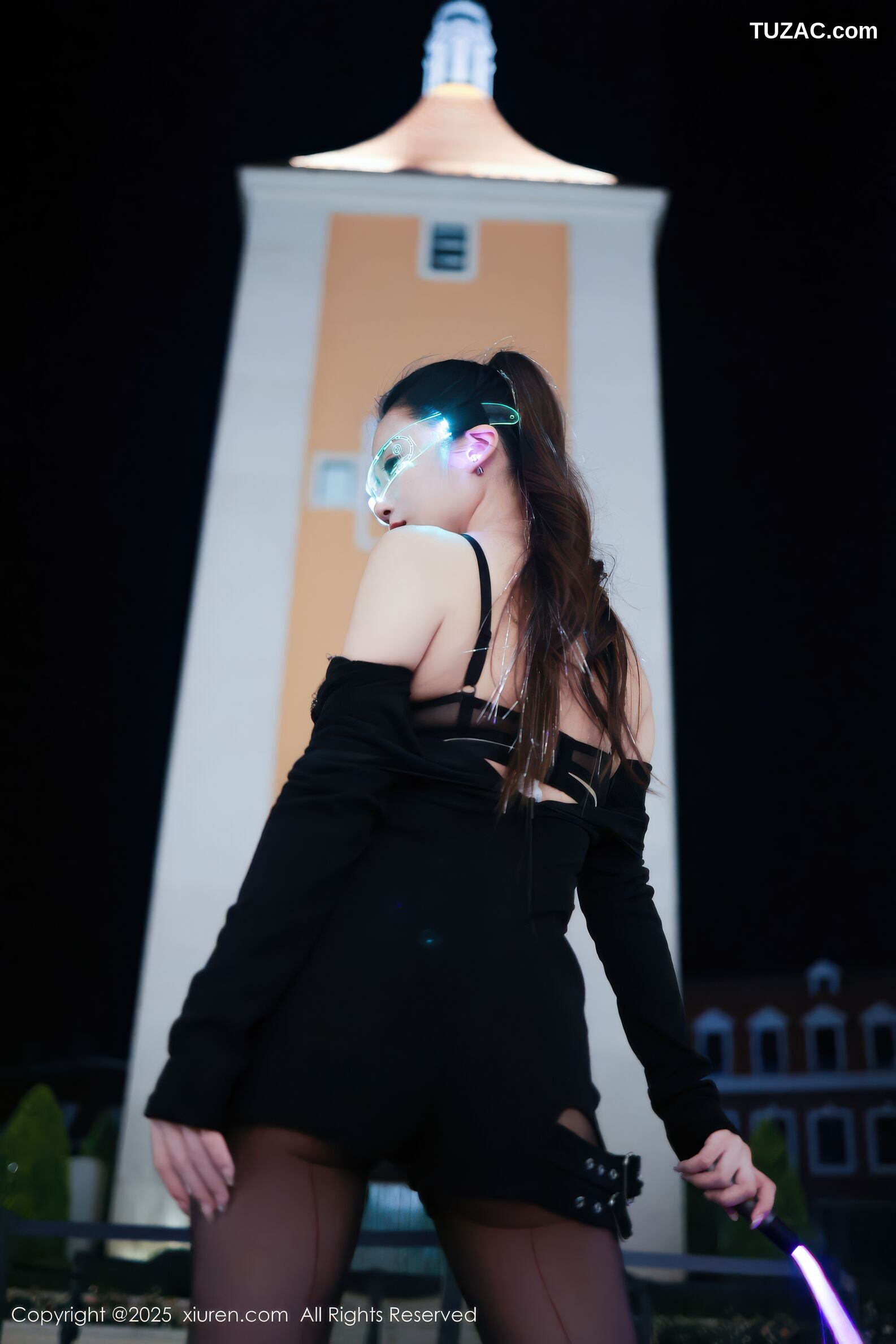 XiuRen秀人网-10936-小肉肉咪-街拍黑色紧身衣黑色短裤cyber风-黑蕾丝内衣黑丝-2025.10.31