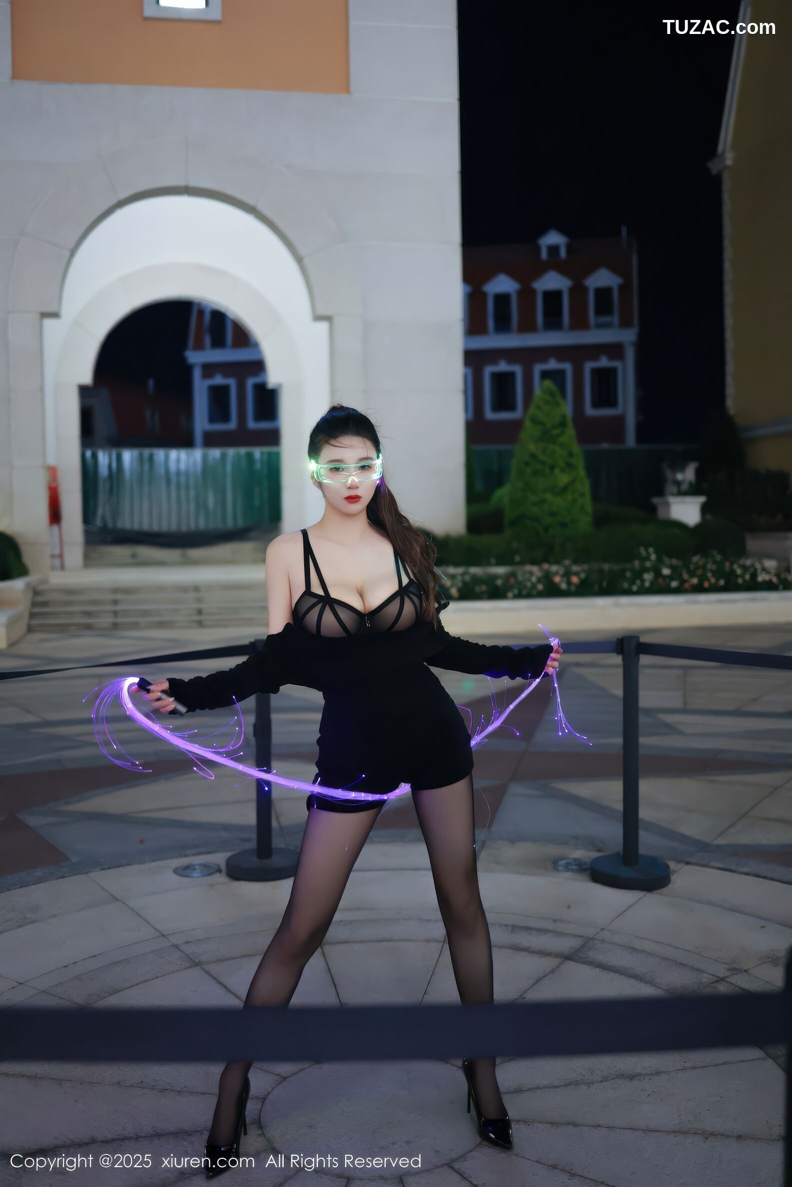 XiuRen秀人网-10936-小肉肉咪-街拍黑色紧身衣黑色短裤cyber风-黑蕾丝内衣黑丝-2025.10.31