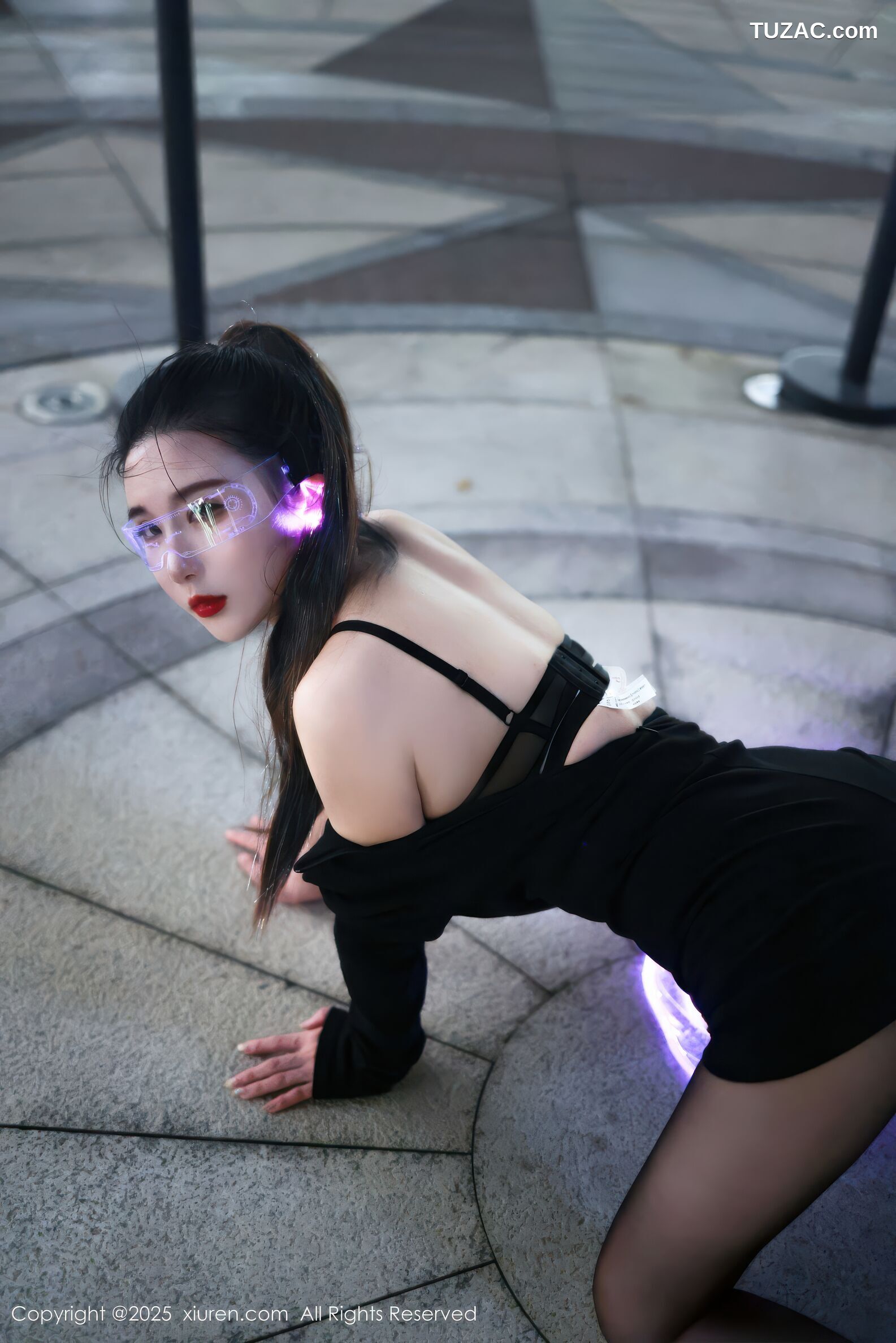 XiuRen秀人网-10936-小肉肉咪-街拍黑色紧身衣黑色短裤cyber风-黑蕾丝内衣黑丝-2025.10.31