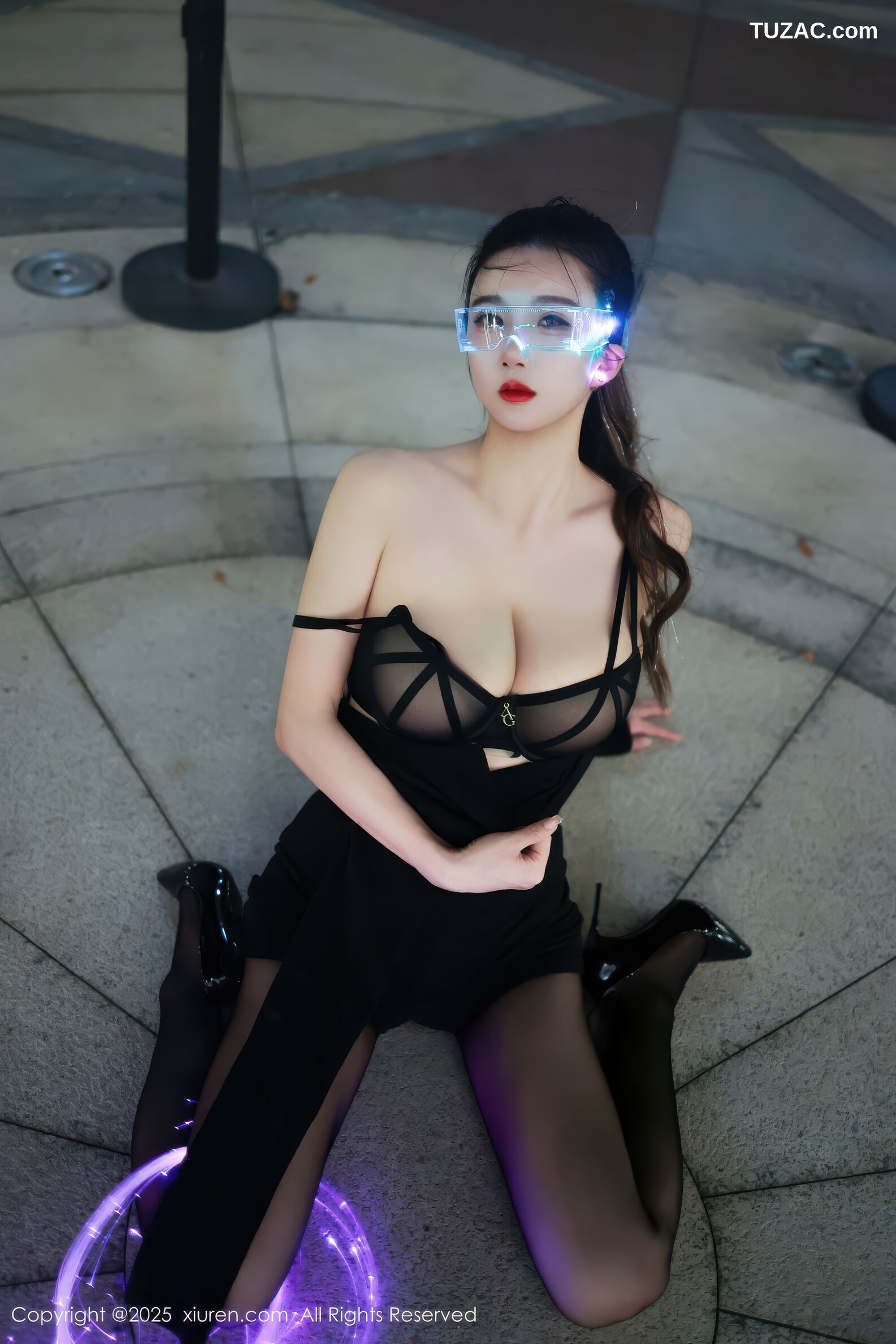 XiuRen秀人网-10936-小肉肉咪-街拍黑色紧身衣黑色短裤cyber风-黑蕾丝内衣黑丝-2025.10.31
