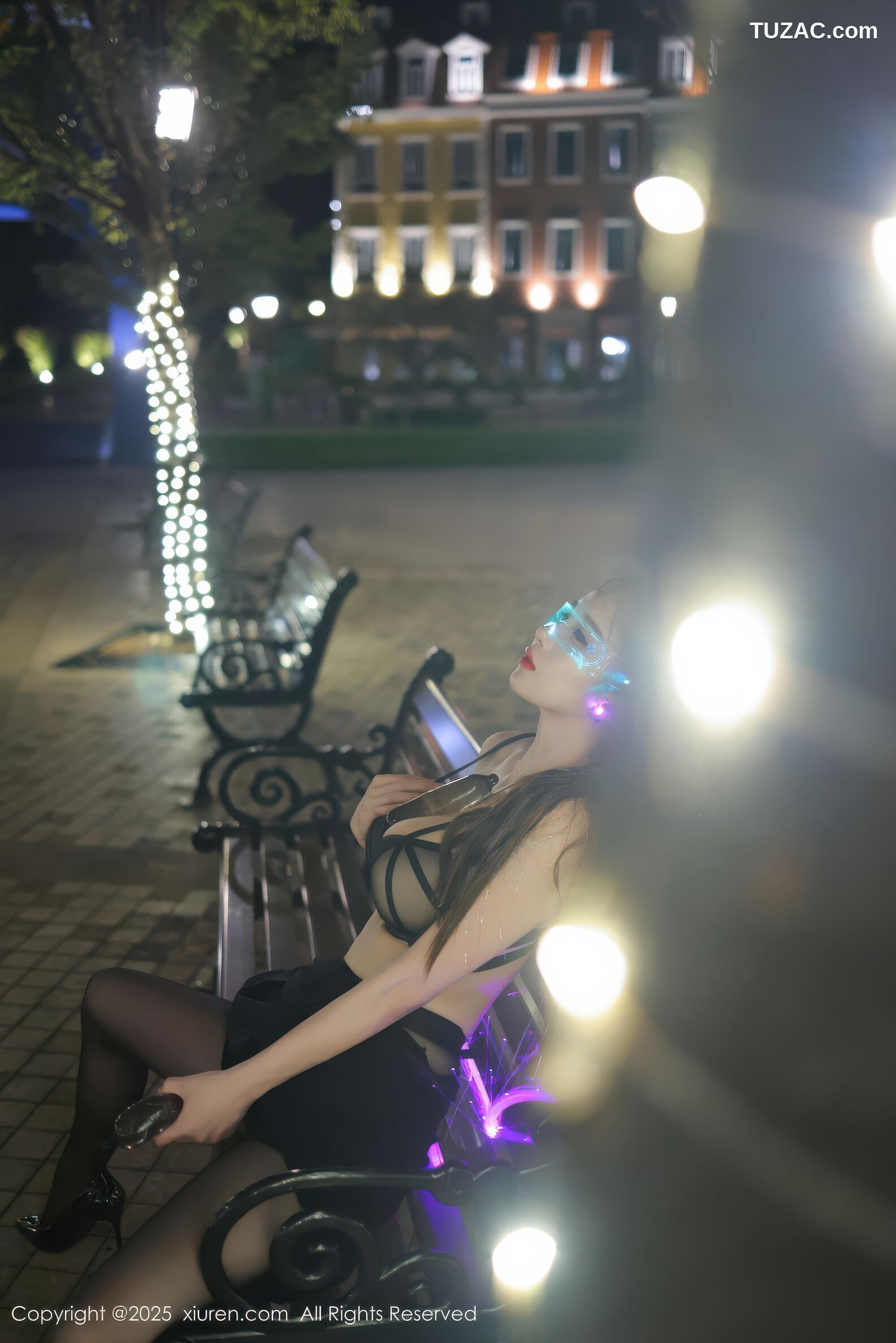 XiuRen秀人网-10936-小肉肉咪-街拍黑色紧身衣黑色短裤cyber风-黑蕾丝内衣黑丝-2025.10.31