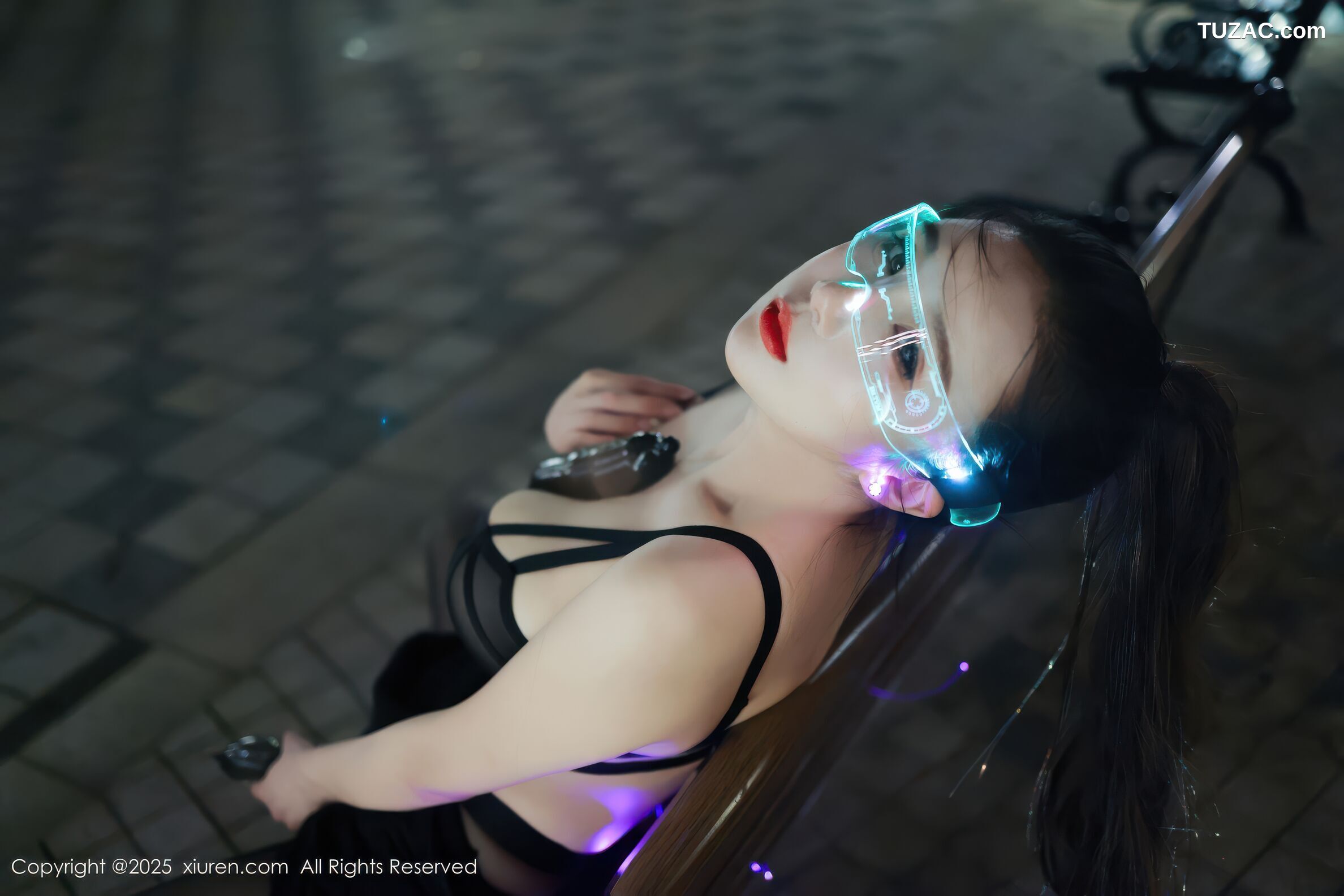 XiuRen秀人网-10936-小肉肉咪-街拍黑色紧身衣黑色短裤cyber风-黑蕾丝内衣黑丝-2025.10.31