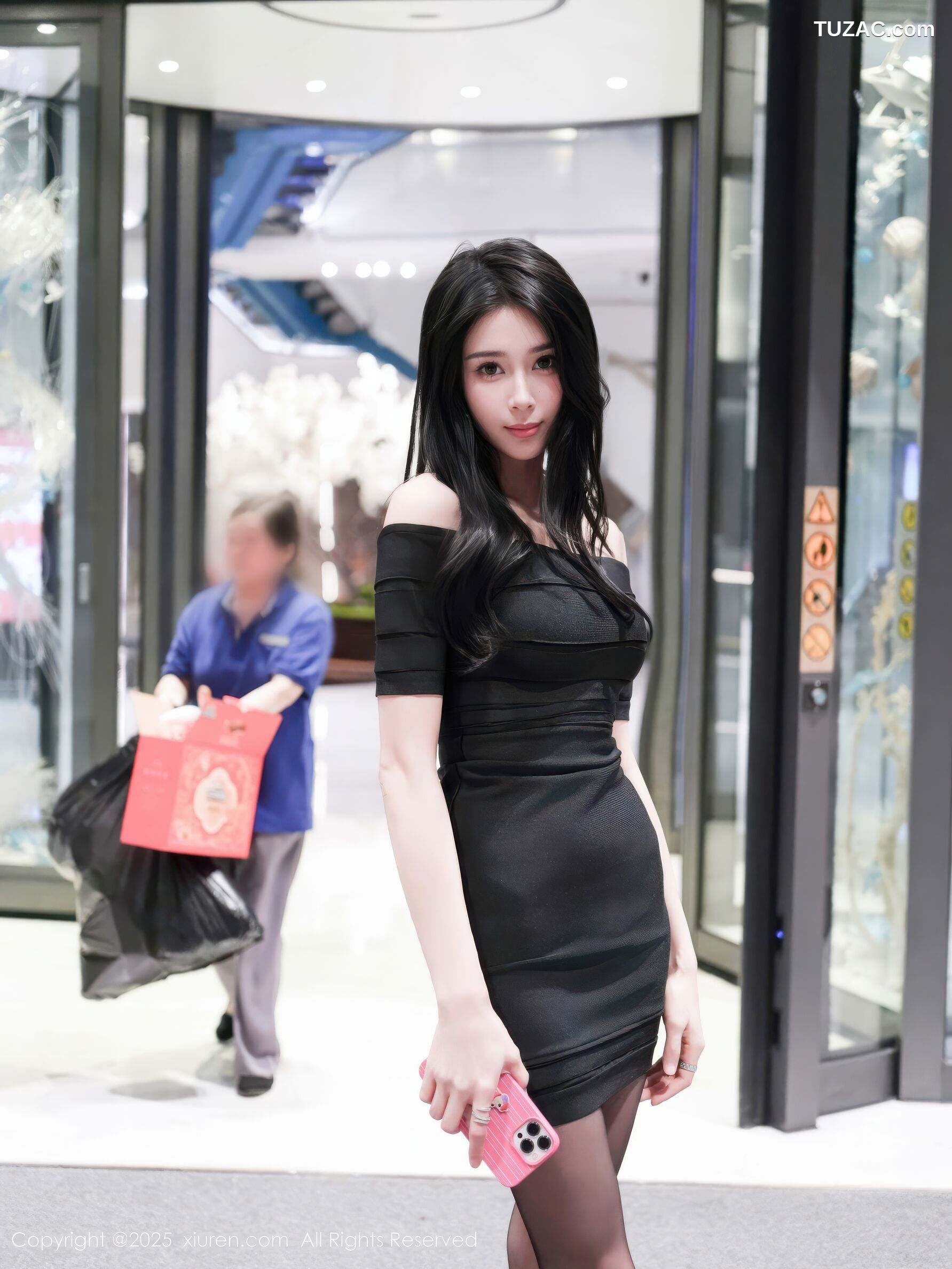 XiuRen秀人网-10942-椰汁糯米姬-街拍黑色连衣短裙黑丝-2025.11.04