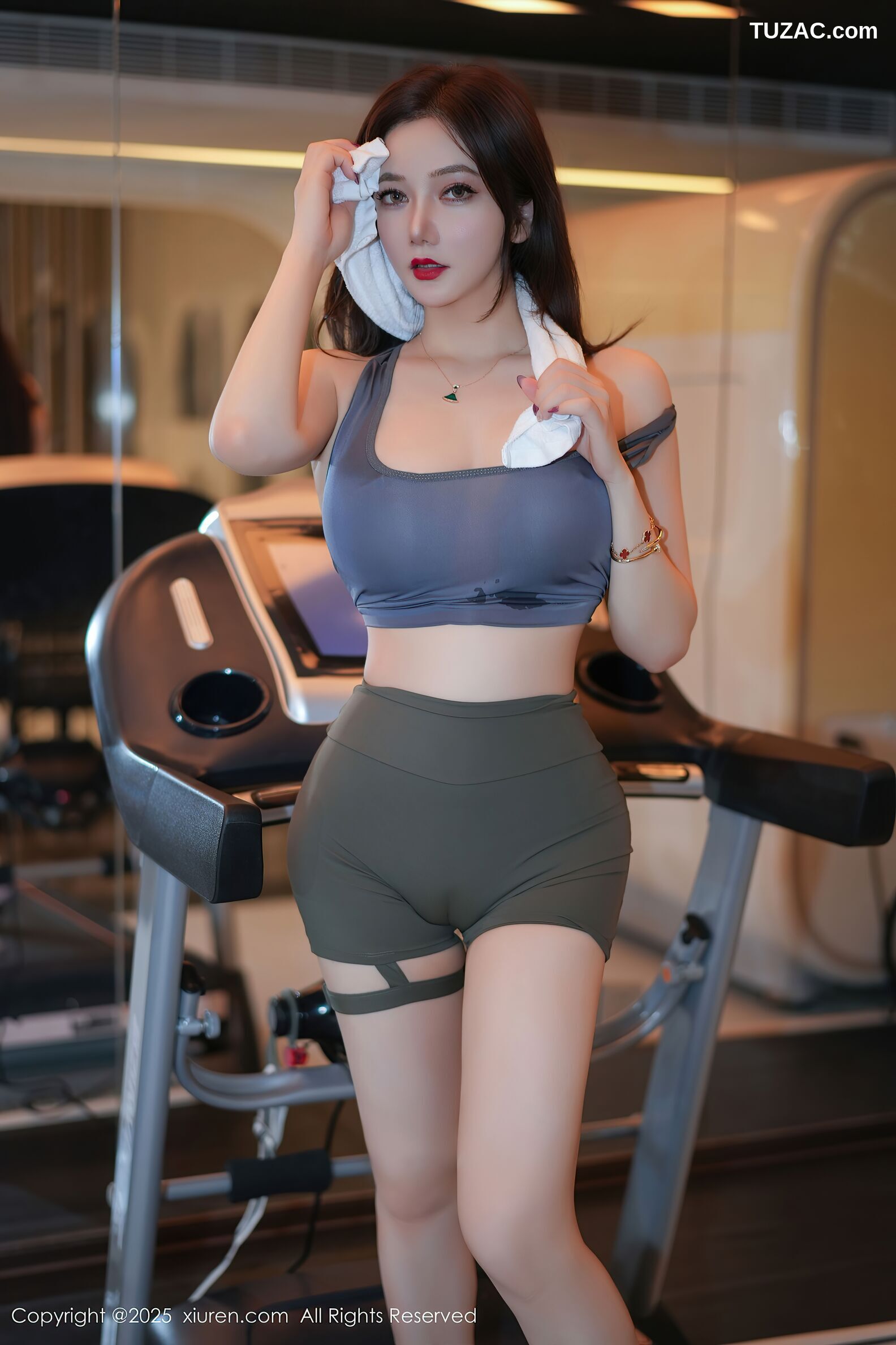 XiuRen秀人网-10950-心妍小公主-健身房场景灰色运动背心墨绿瑜伽短裤-2025.11.05