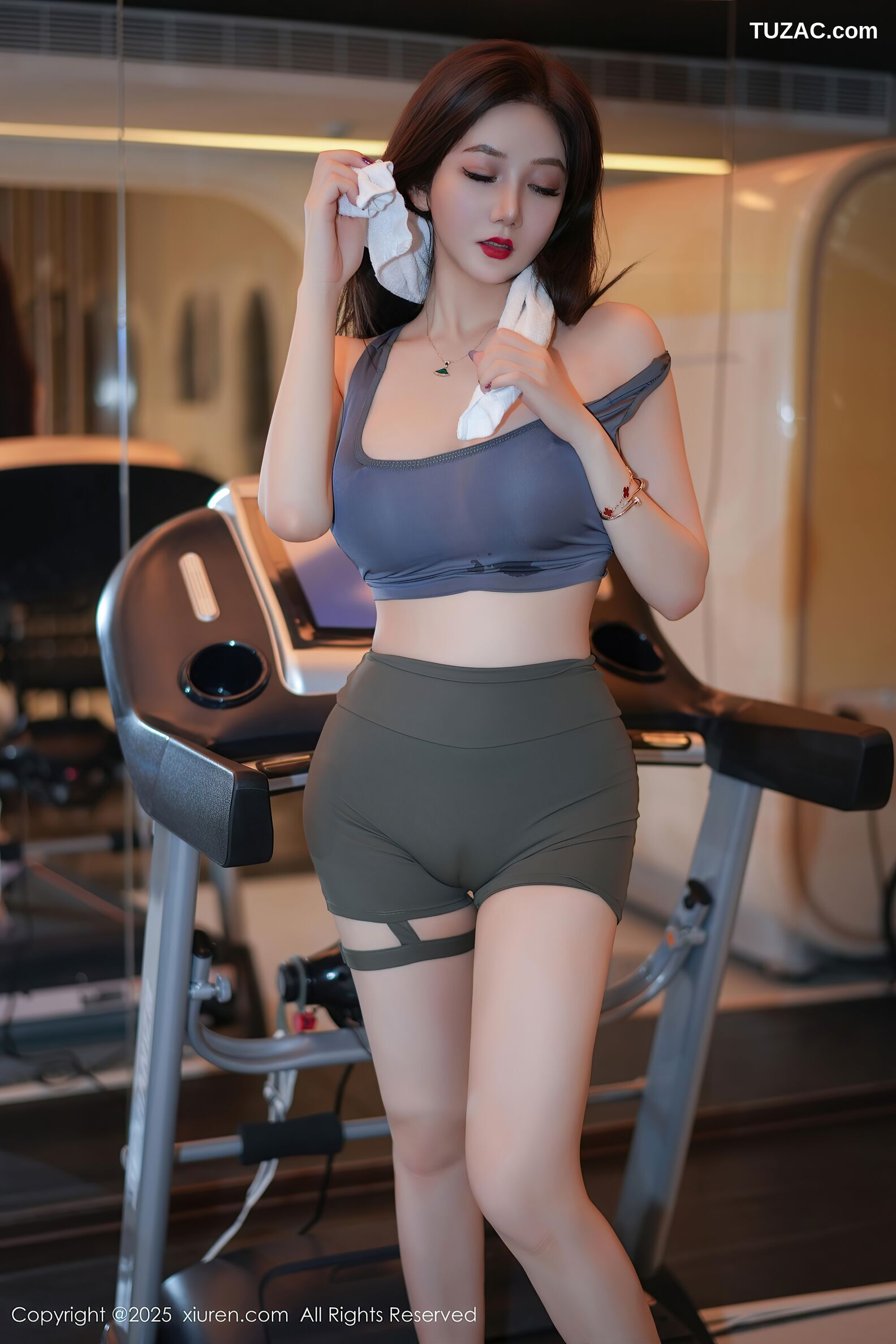 XiuRen秀人网-10950-心妍小公主-健身房场景灰色运动背心墨绿瑜伽短裤-2025.11.05