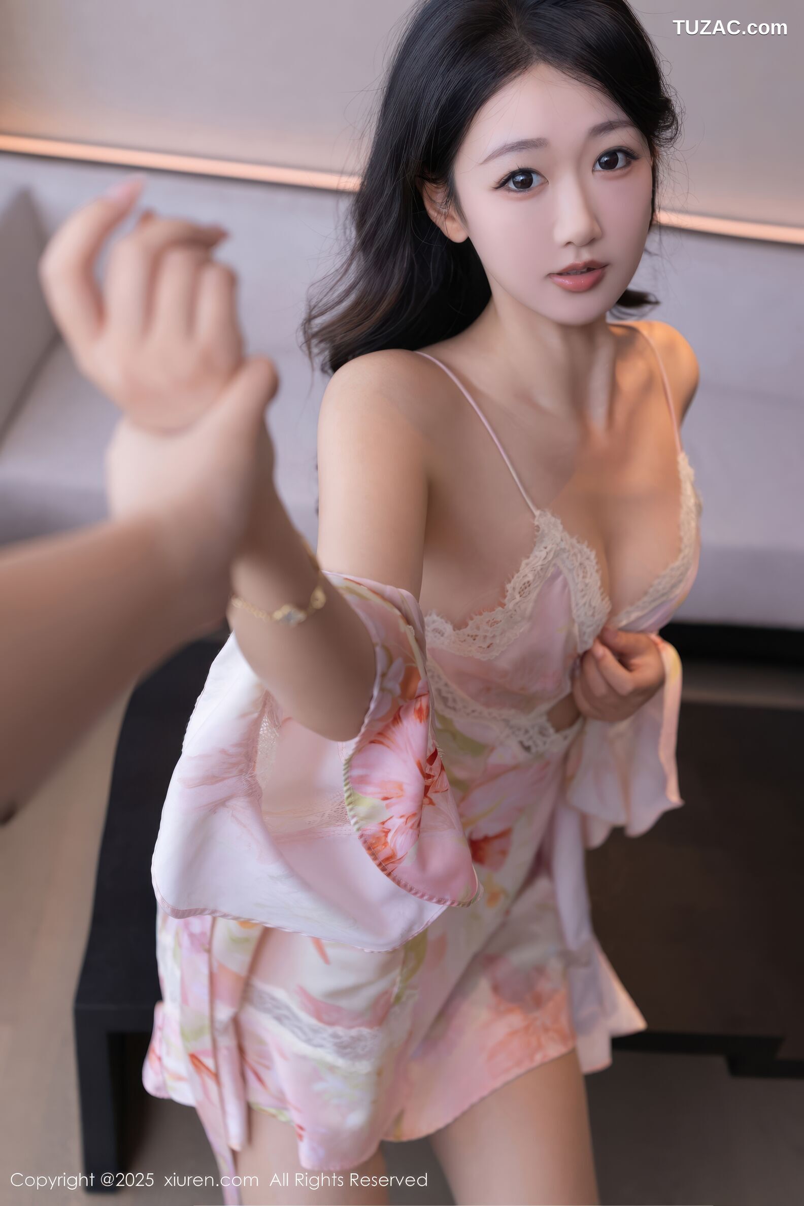 XiuRen秀人网-10970-唐安琪-淡粉色短睡袍淡粉内衣肉丝-2025.11.10