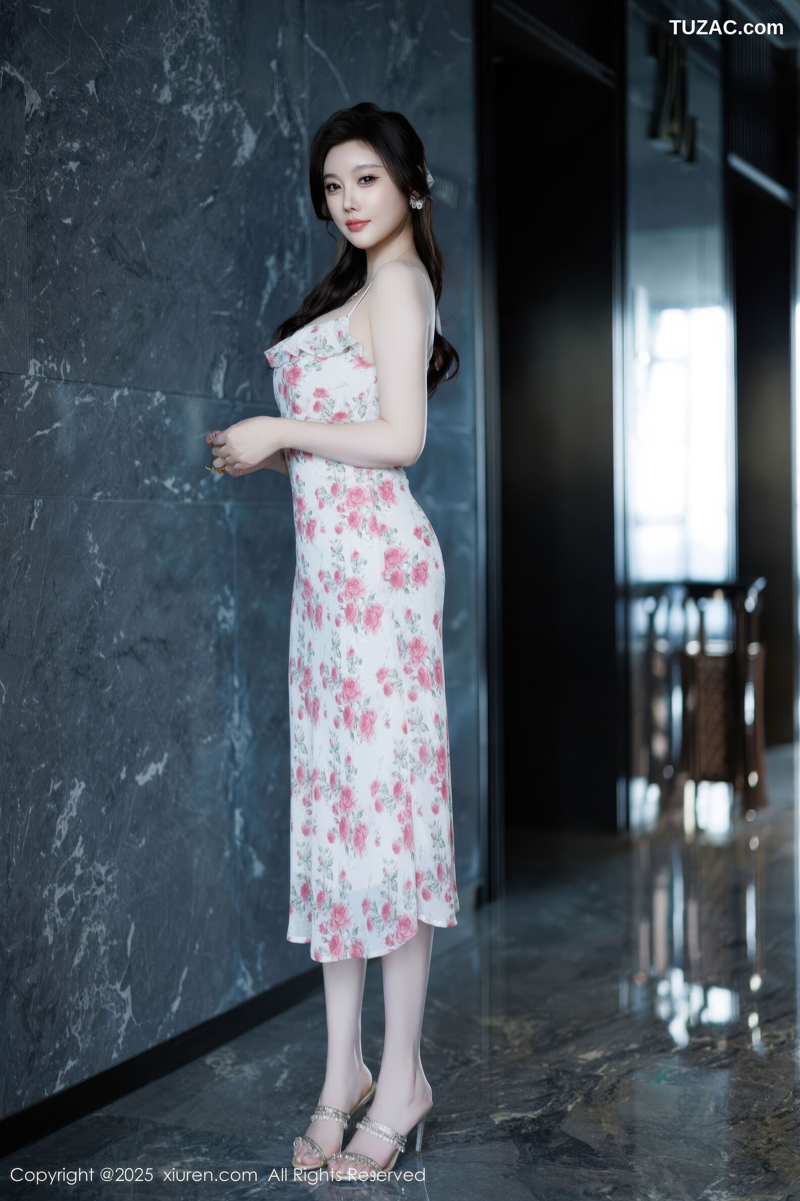 XiuRen秀人网-10977-CHENCHEN-西安旅拍性感碎花连衣裙白蕾丝情趣内衣-2025.11.12