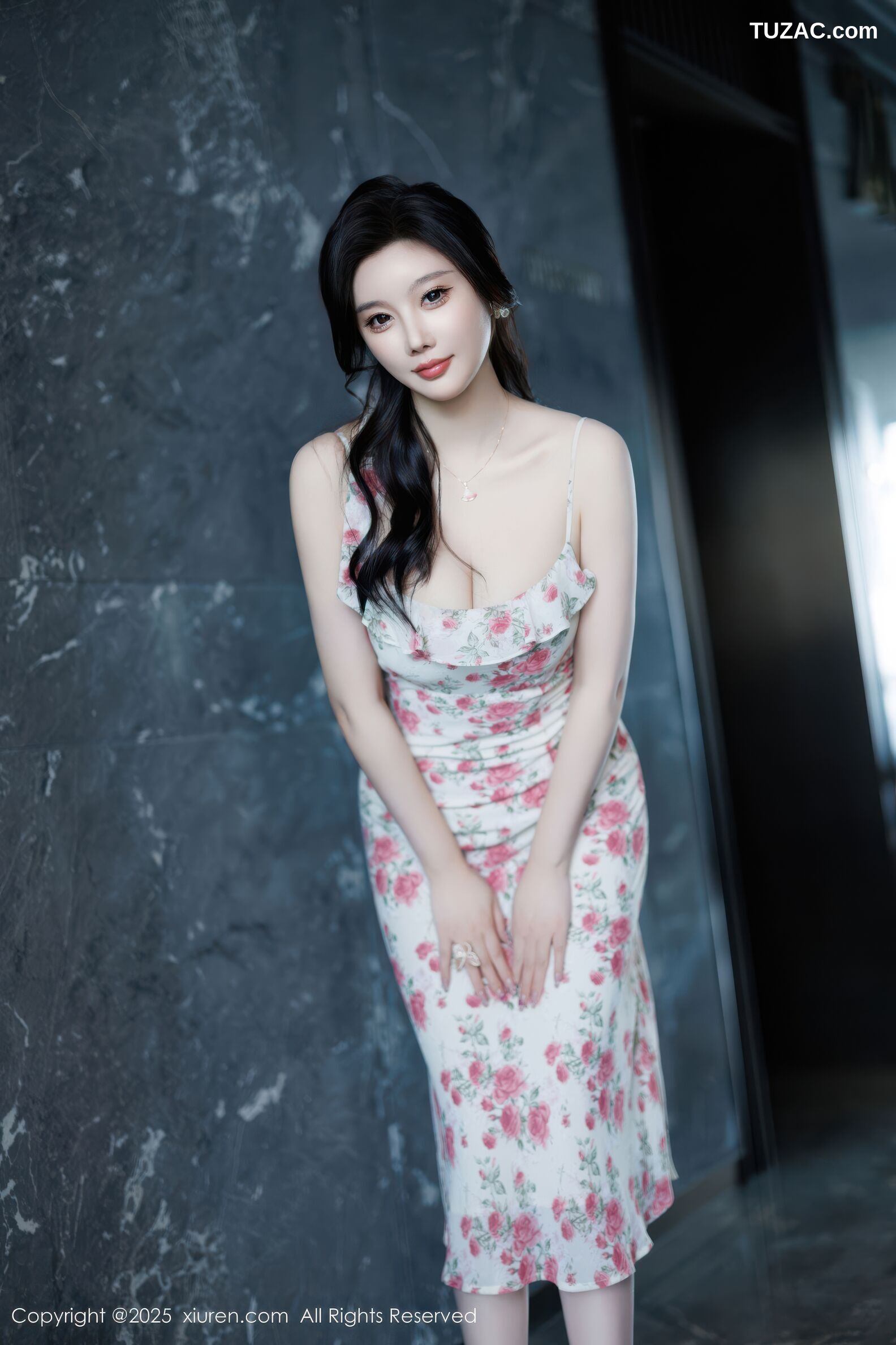 XiuRen秀人网-10977-CHENCHEN-西安旅拍性感碎花连衣裙白蕾丝情趣内衣-2025.11.12
