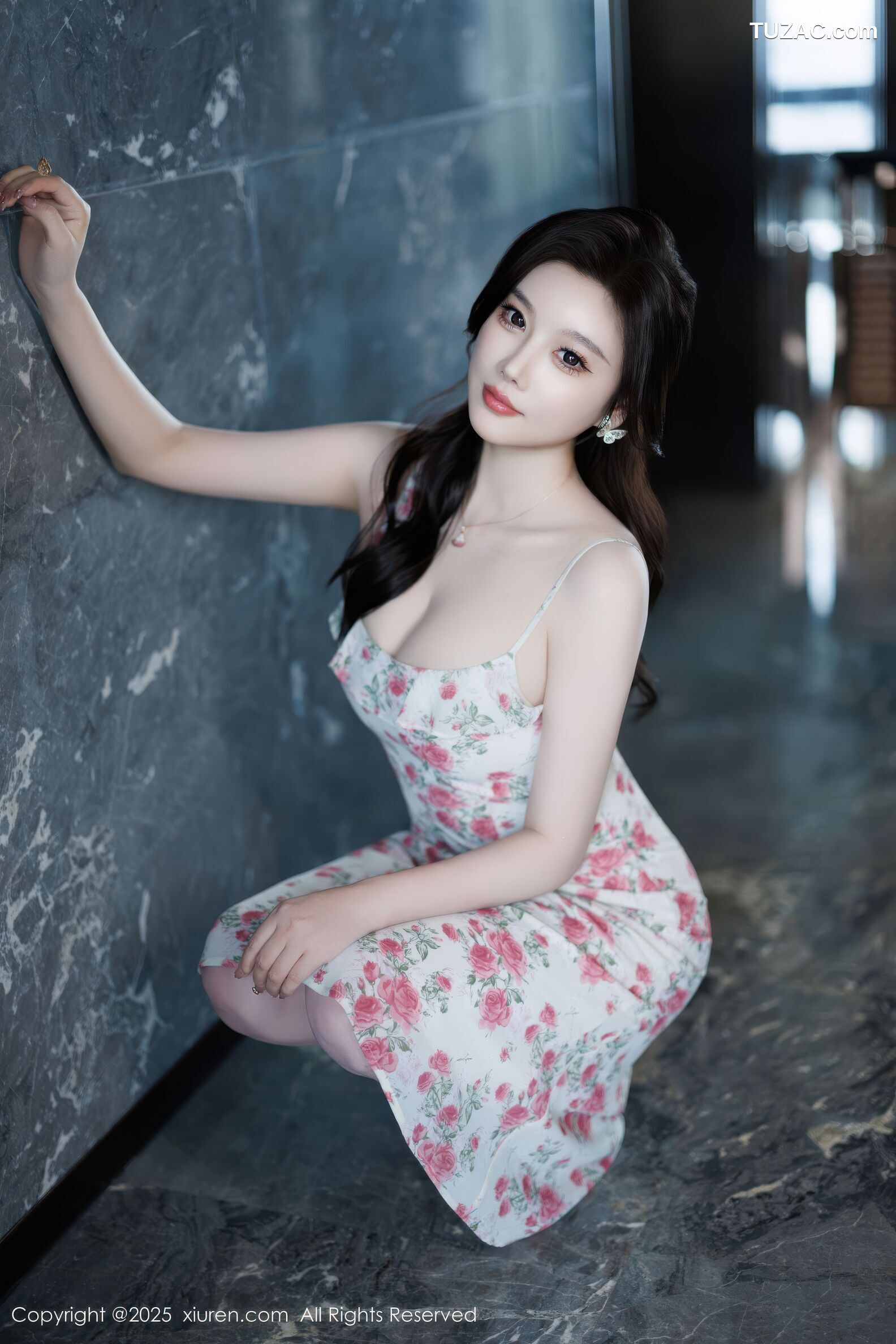 XiuRen秀人网-10977-CHENCHEN-西安旅拍性感碎花连衣裙白蕾丝情趣内衣-2025.11.12