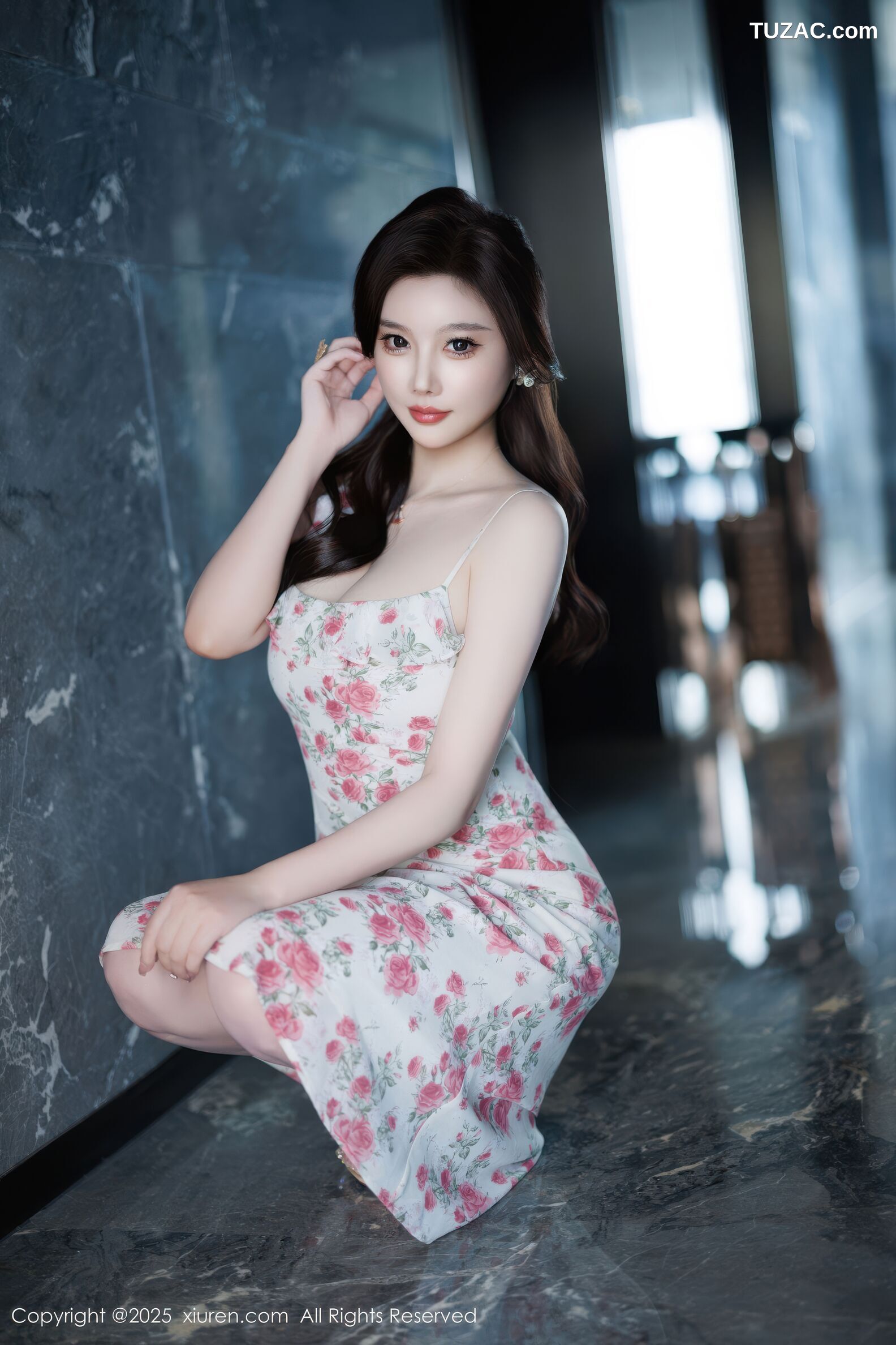 XiuRen秀人网-10977-CHENCHEN-西安旅拍性感碎花连衣裙白蕾丝情趣内衣-2025.11.12