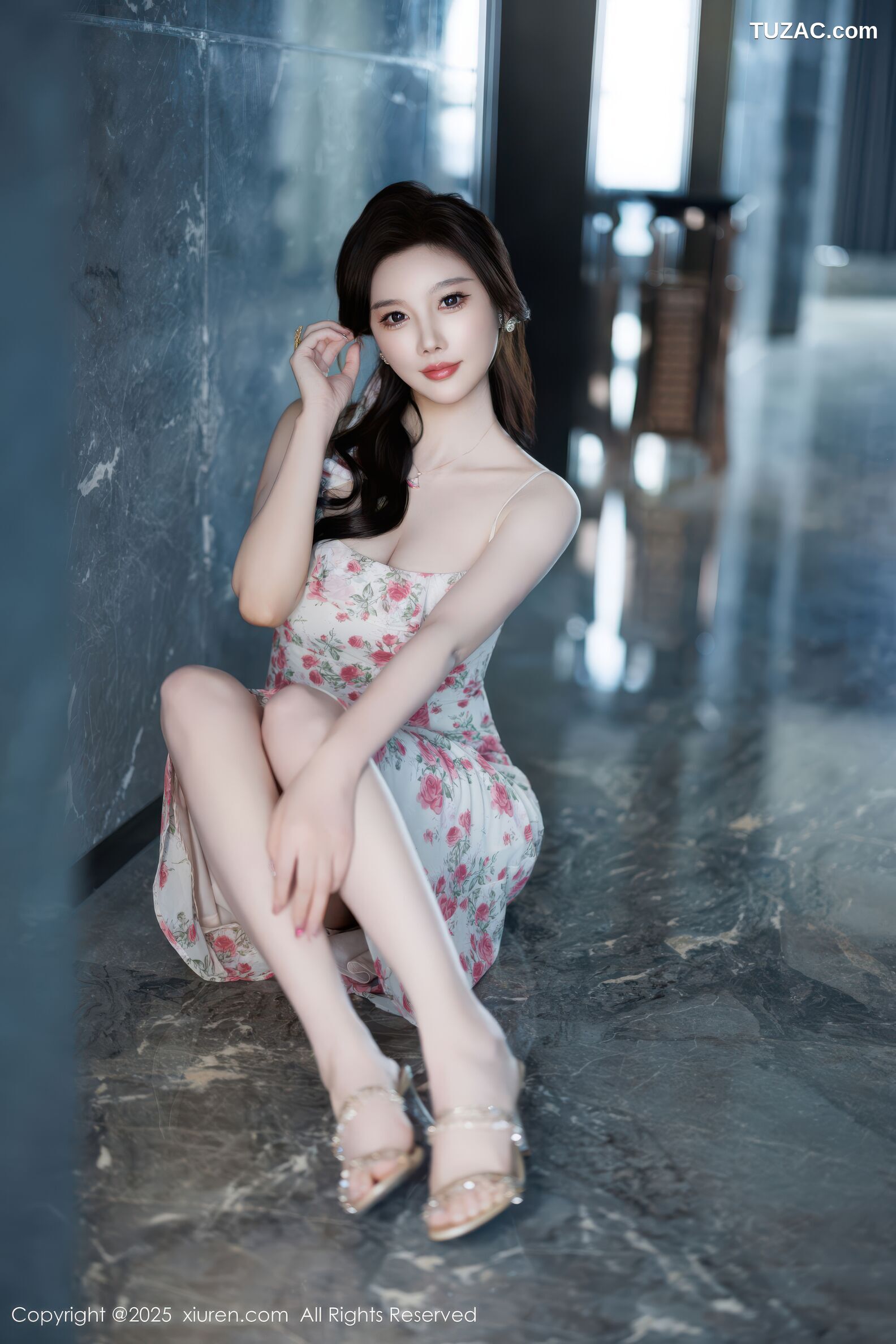 XiuRen秀人网-10977-CHENCHEN-西安旅拍性感碎花连衣裙白蕾丝情趣内衣-2025.11.12