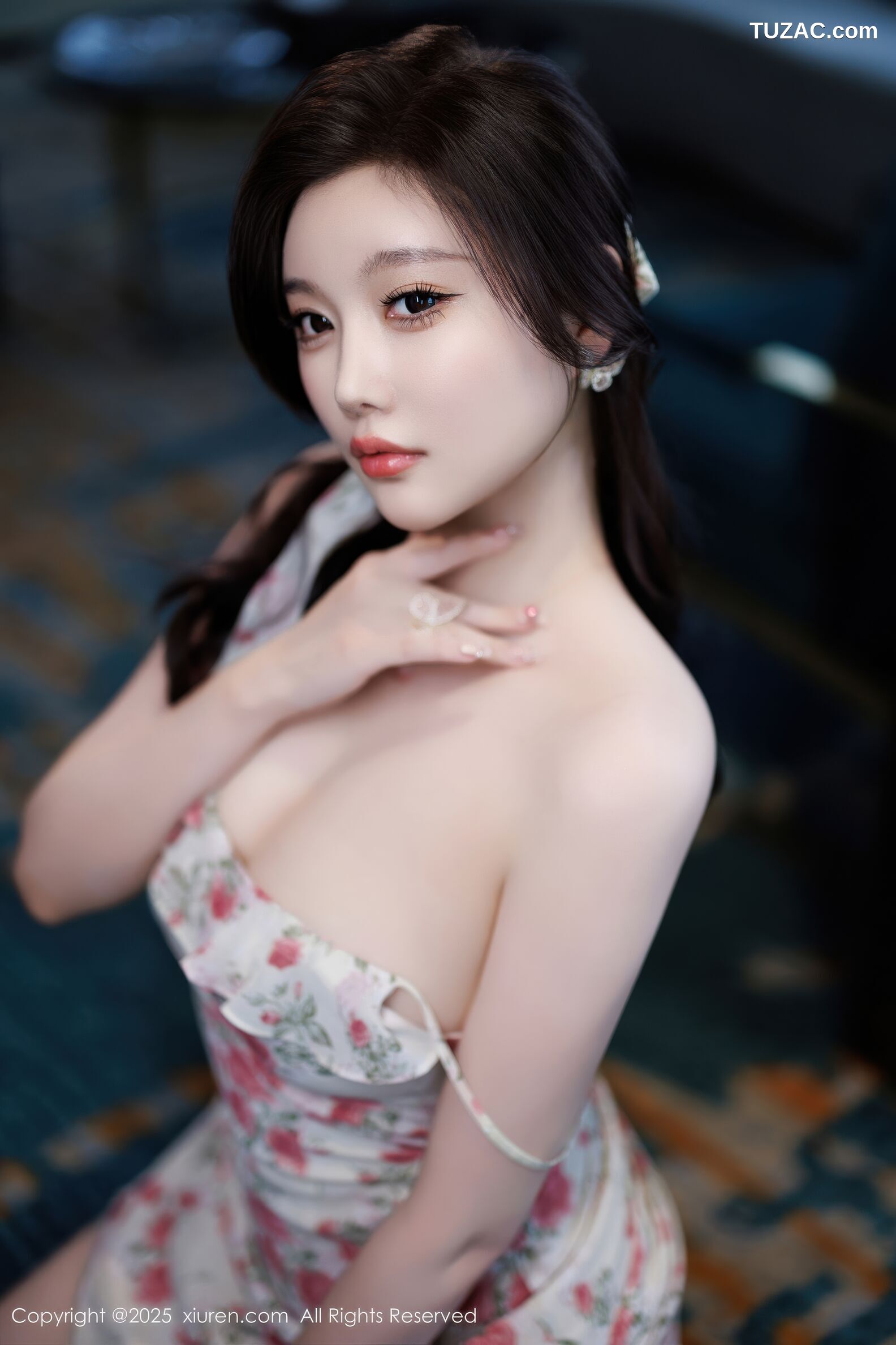 XiuRen秀人网-10977-CHENCHEN-西安旅拍性感碎花连衣裙白蕾丝情趣内衣-2025.11.12