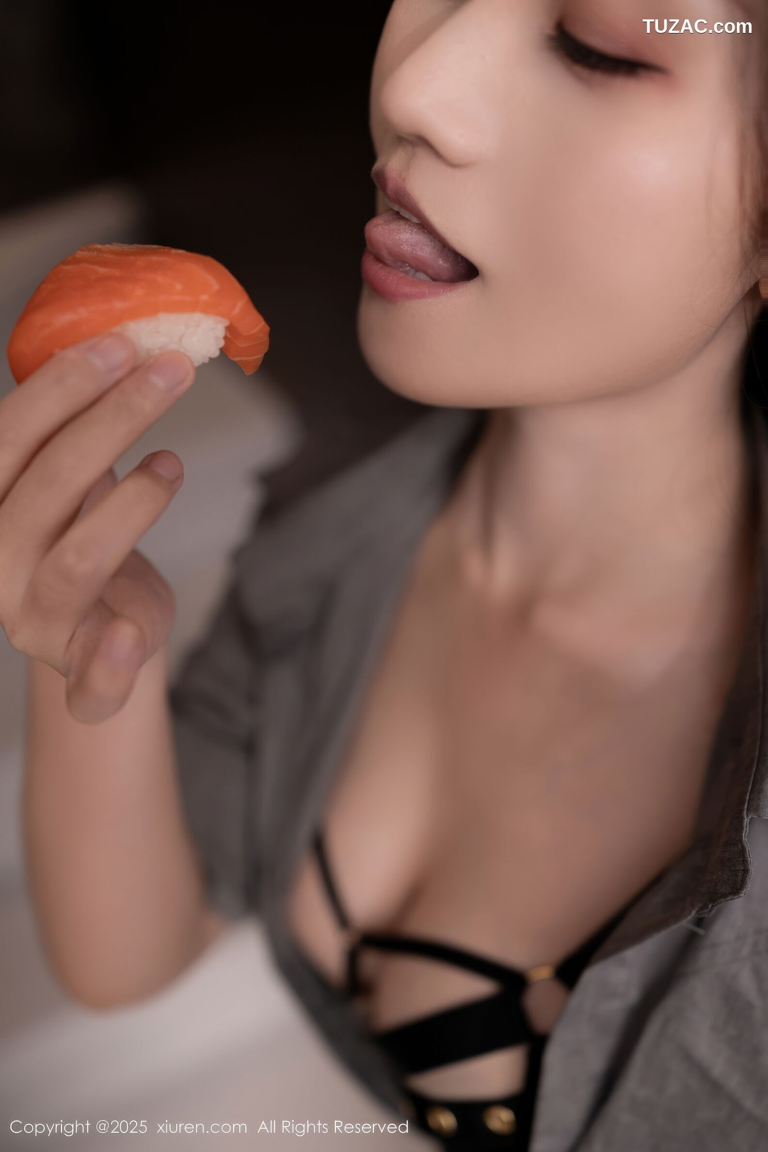 XiuRen秀人网-10978-杏子Yada-OL灰色衬衫黑皮短裙魅惑黑丝-2025.11.12
